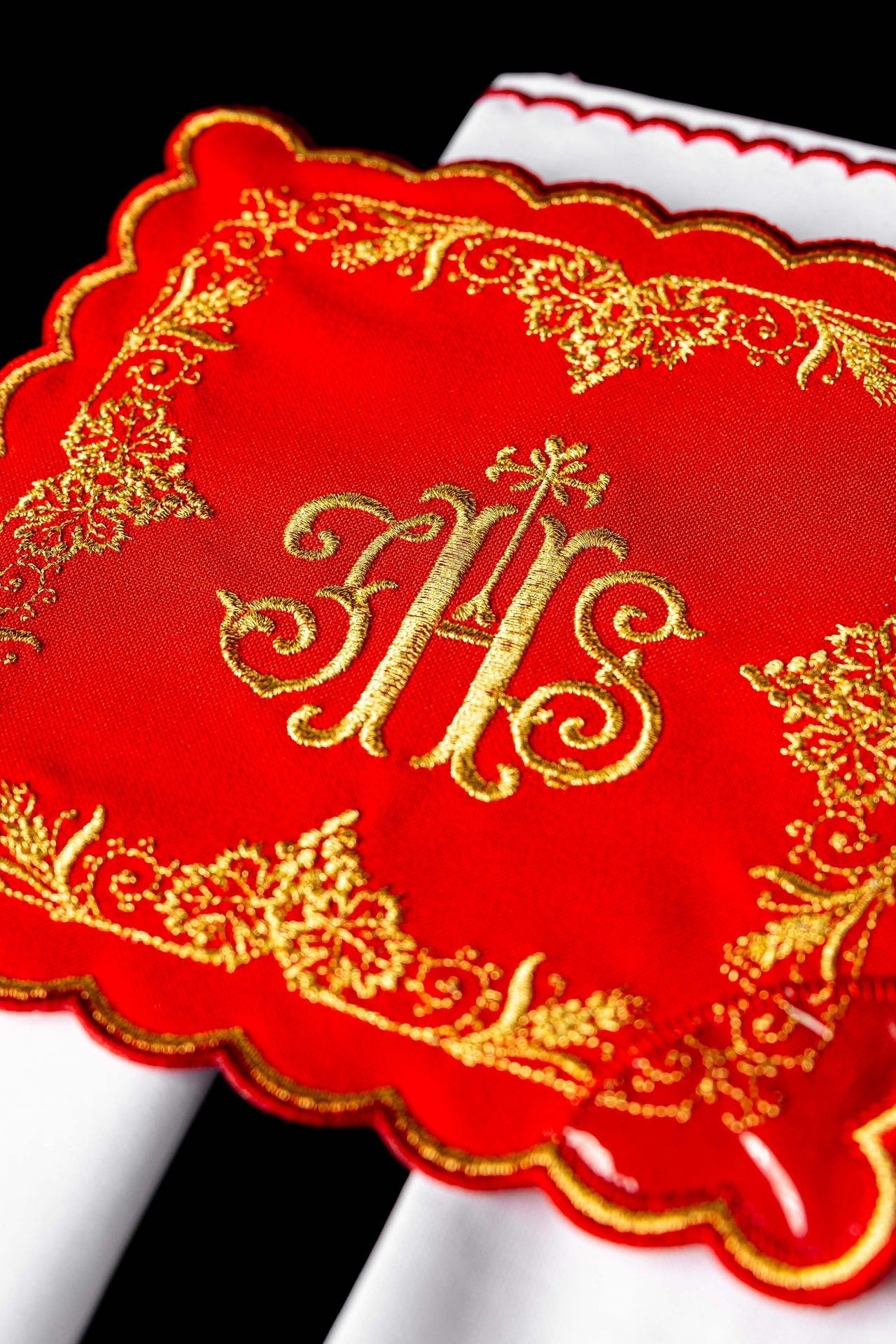 Ensemble de linge de calice brodé avec motif IHS rouge KDT/5025/02 CZERWONY - CHASUBLES.FR