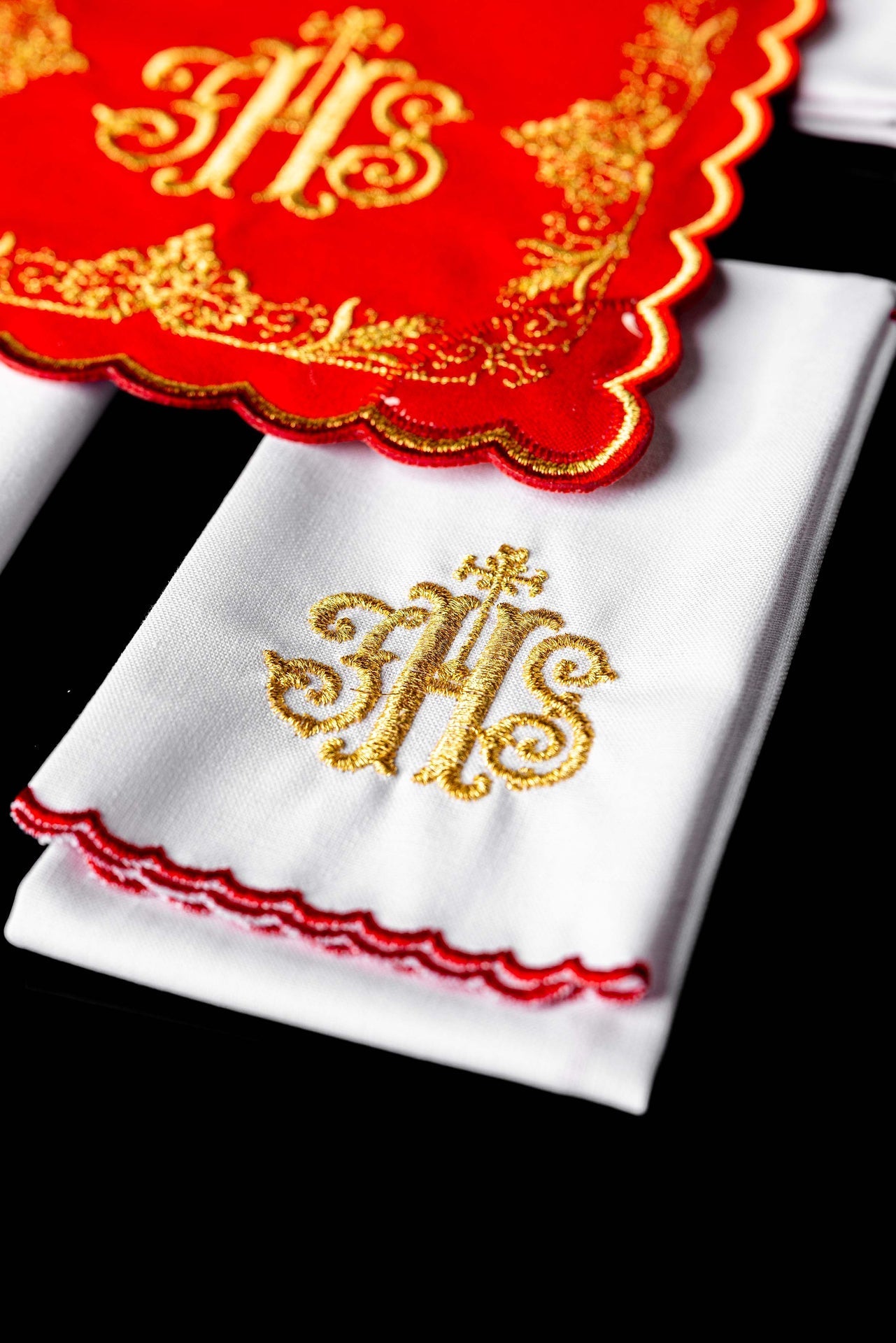 Ensemble de linge de calice brodé avec motif IHS rouge KDT/5025/02 CZERWONY - CHASUBLES.FR