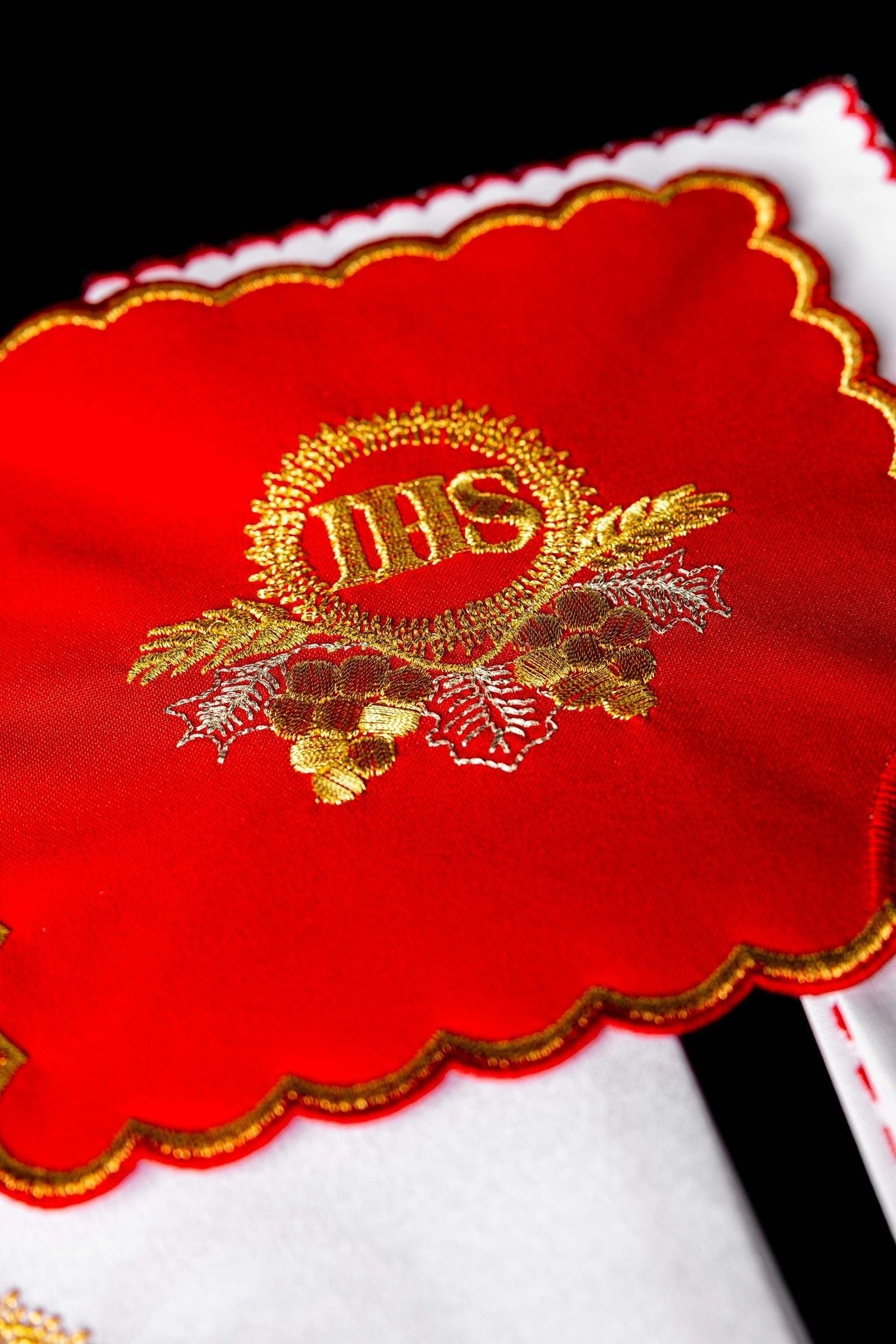 Ensemble de linge de calice brodé avec motif IHS rouge KDT/5024/02 CZERWONY - CHASUBLES.FR