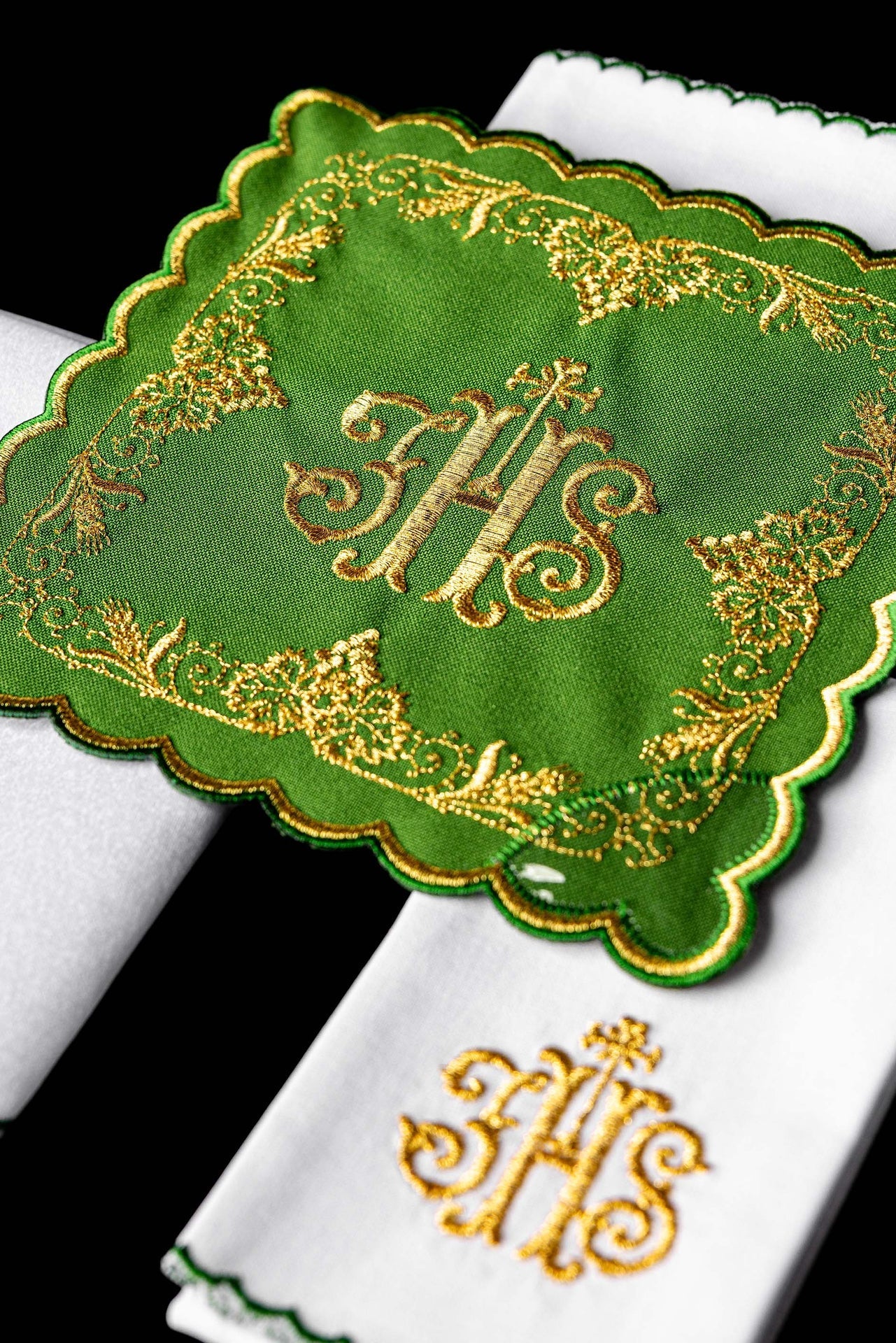 Ensemble de linge de calice brodé avec motif IHS vert KDT/5025/01 ZIELONY - CHASUBLES.FR