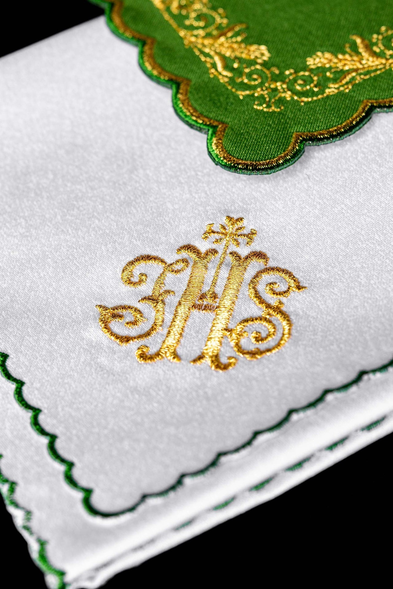 Ensemble de linge de calice brodé avec motif IHS vert KDT/5025/01 ZIELONY - CHASUBLES.FR