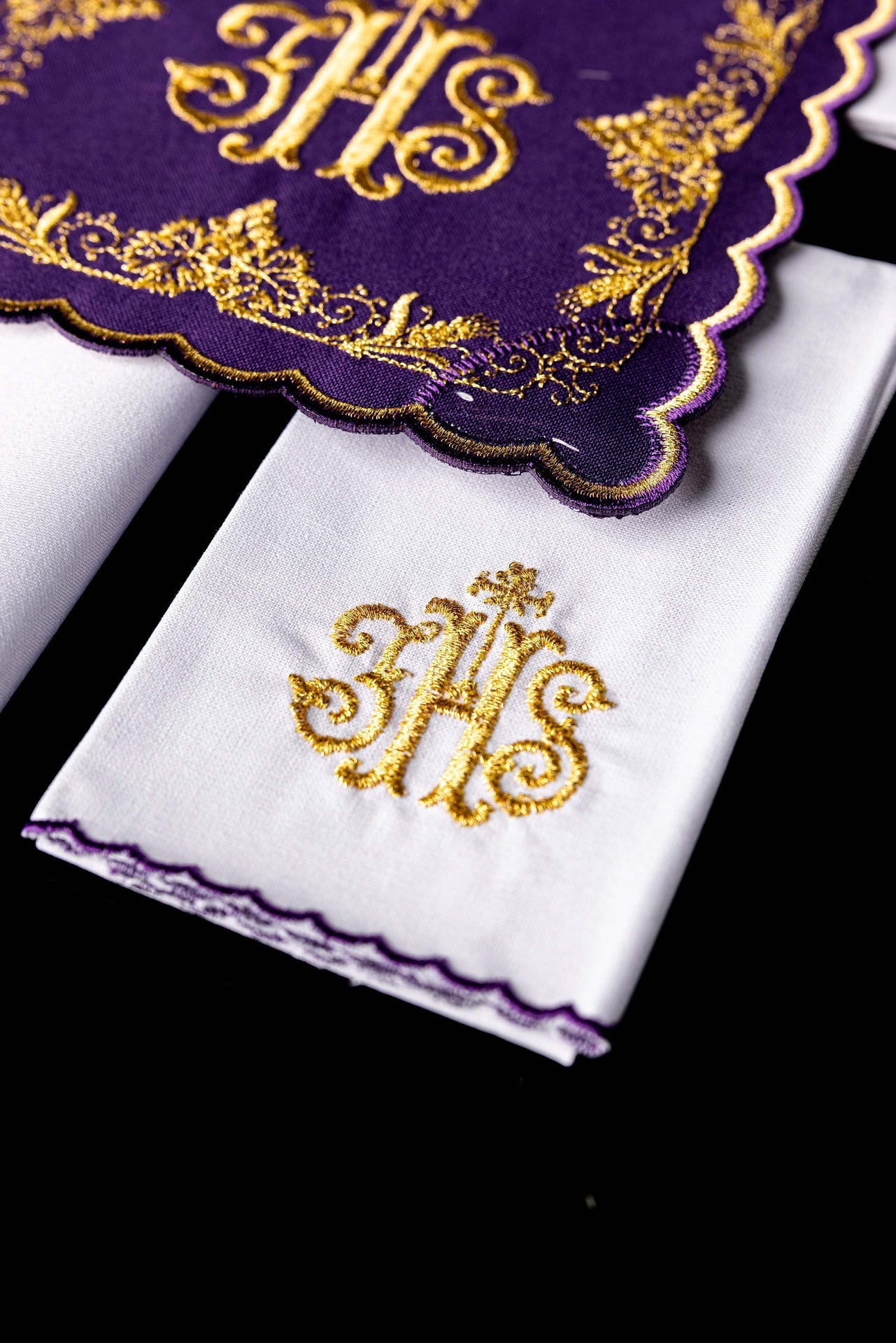 Ensemble de linge de calice brodé avec motif IHS violet KDT/5025/03 FIOLET - CHASUBLES.FR