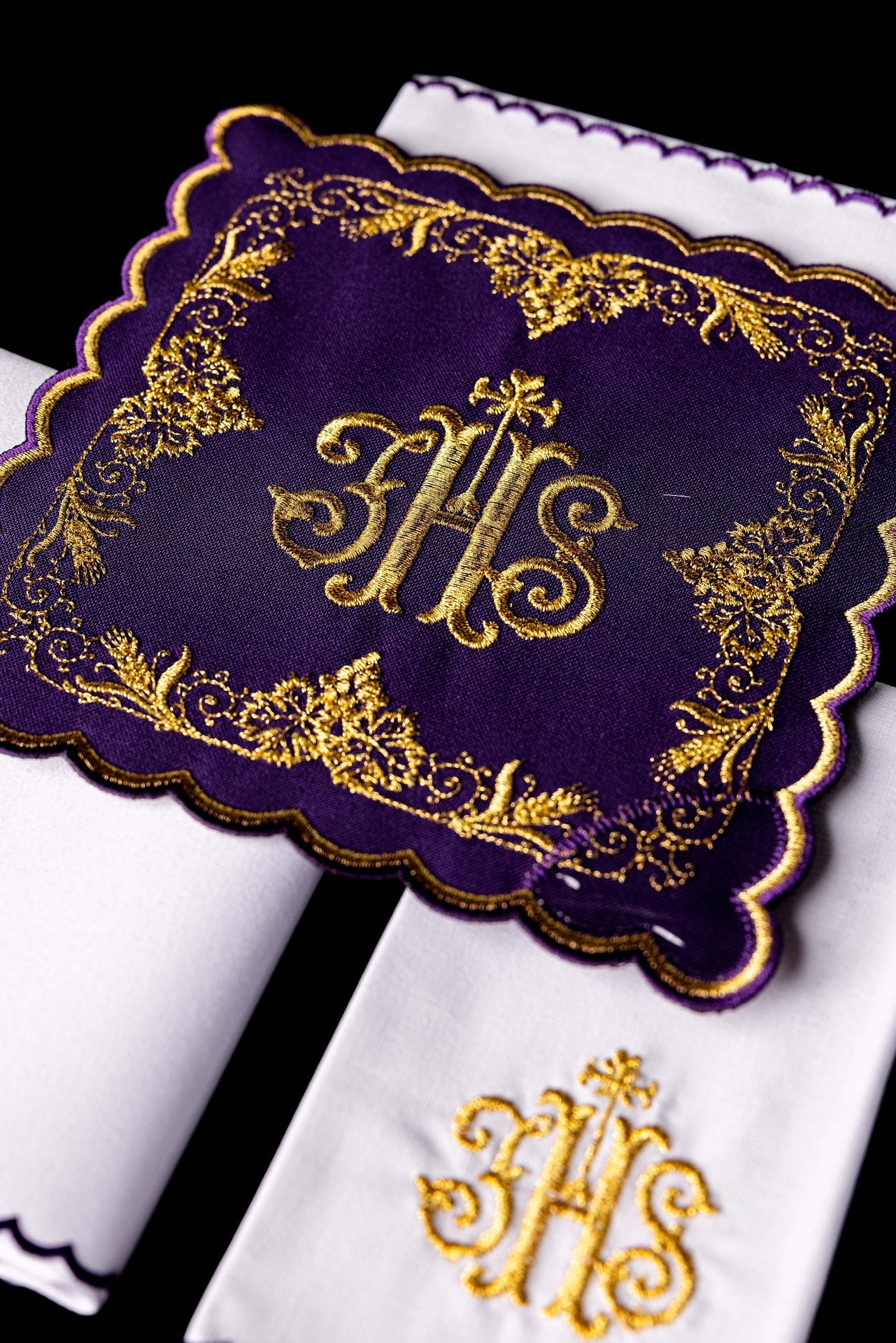 Ensemble de linge de calice brodé avec motif IHS violet KDT/5025/03 FIOLET - CHASUBLES.FR