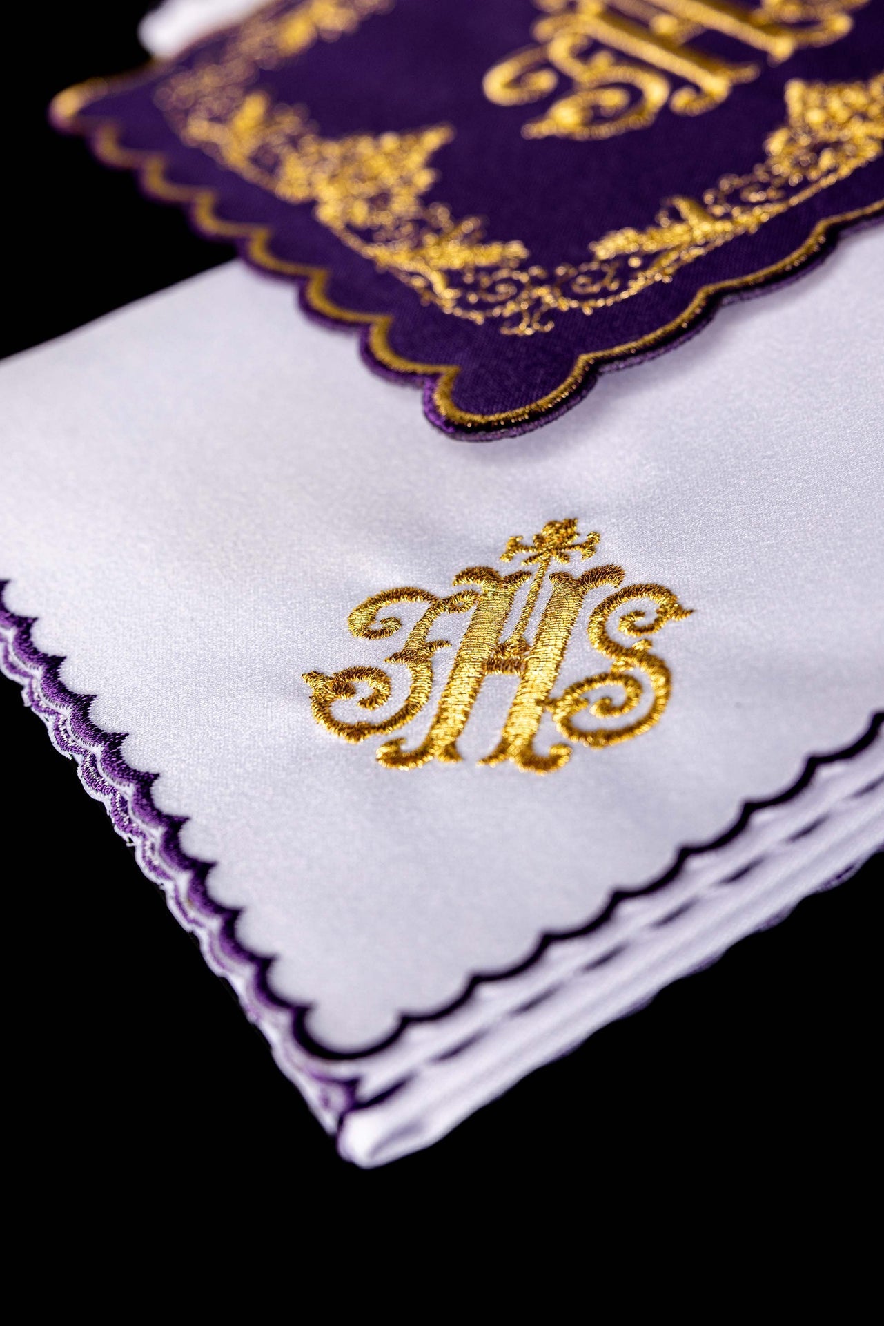 Ensemble de linge de calice brodé avec motif IHS violet KDT/5025/03 FIOLET - CHASUBLES.FR