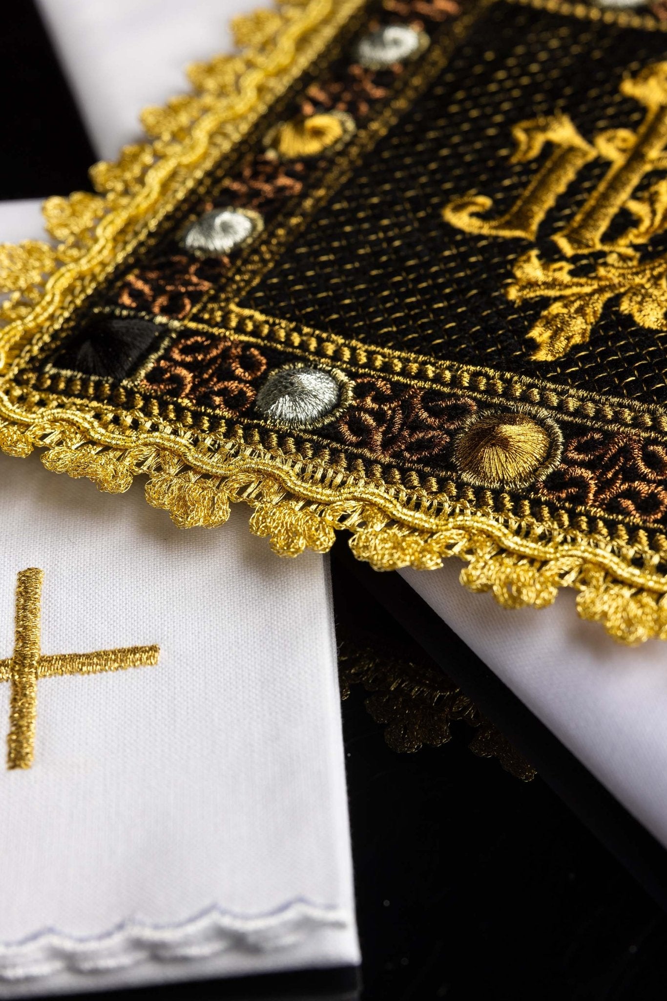 Ensemble de linges d’autel en velours noir avec symbole IHS brodé S-5567-C6 - CHASUBLES.FR