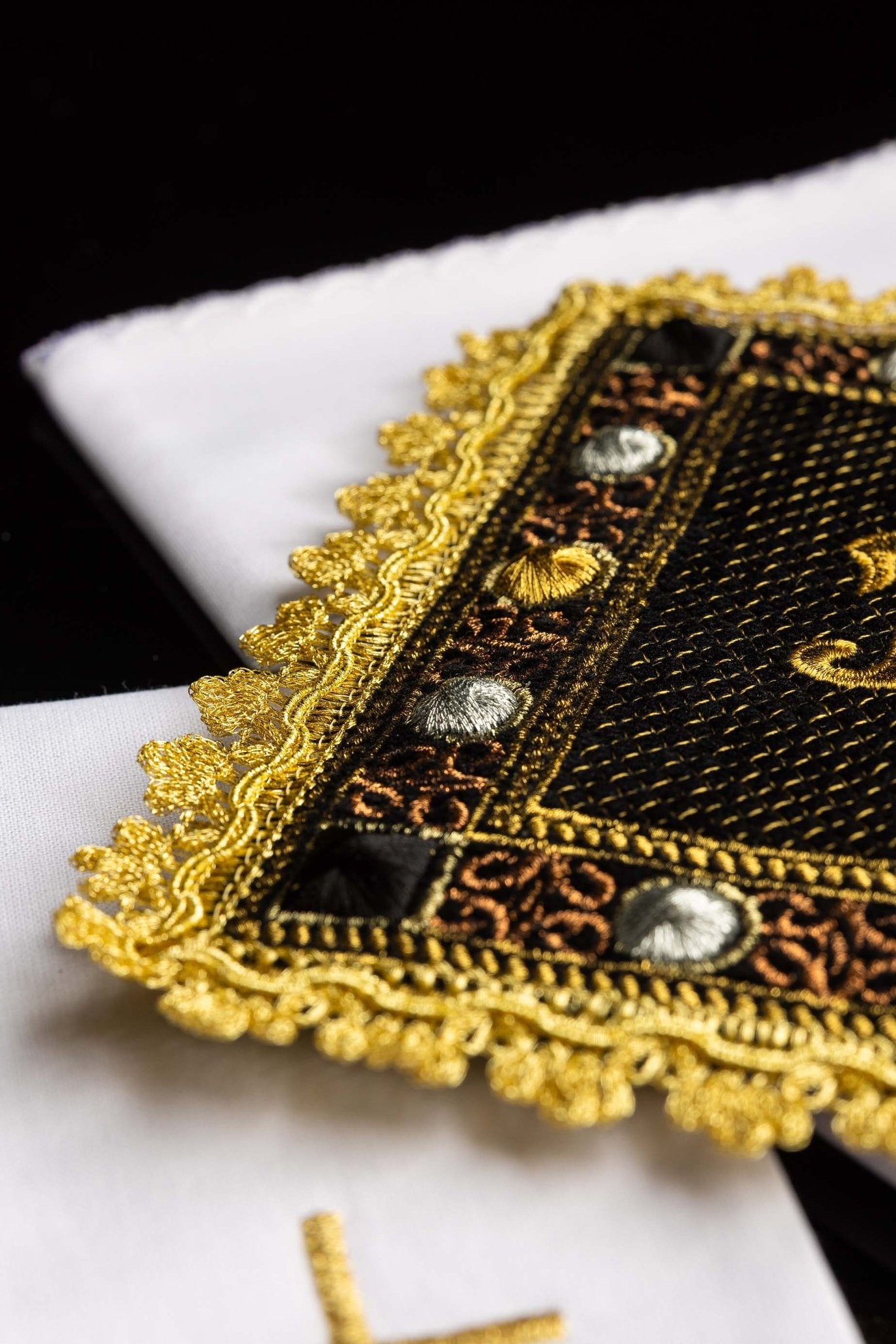 Ensemble de linges d’autel en velours noir avec symbole IHS brodé S-5567-C6 - CHASUBLES.FR