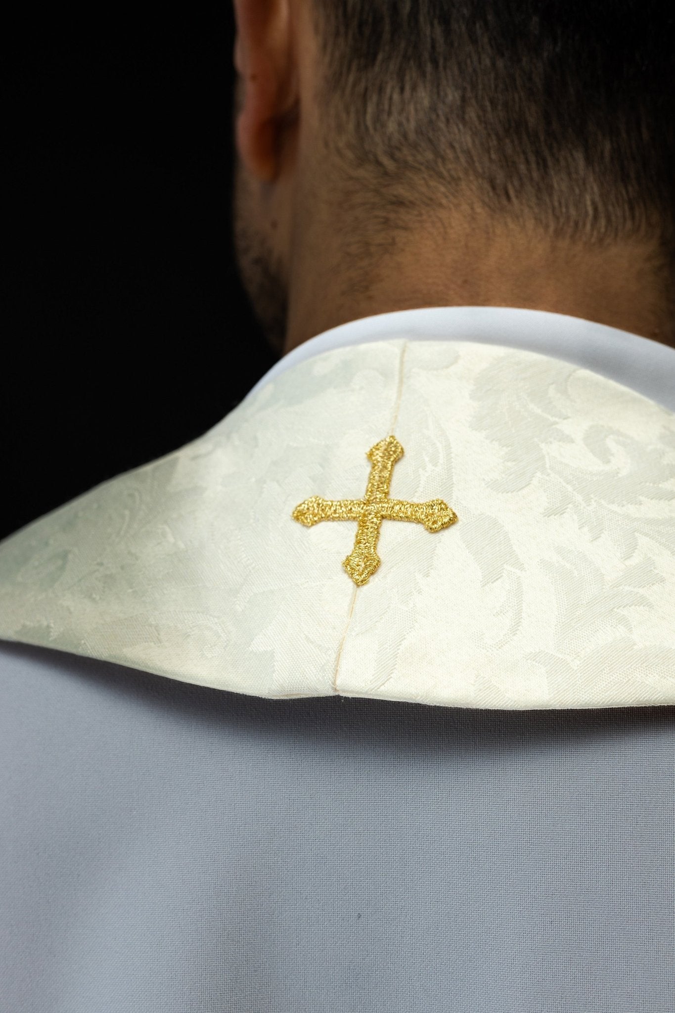 Étole avec l'Agneau Pascal, cousue sur un tissu décoratif. S - 2072 - 05 - 88 - CHASUBLES.FR