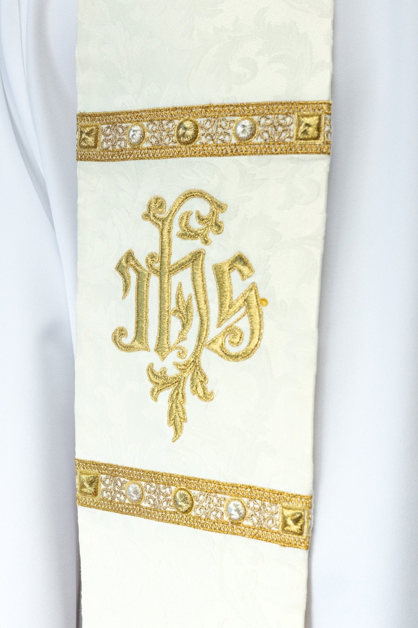 Étole avec l'Agneau Pascal, cousue sur un tissu décoratif. S - 2072 - 05 - 88 - CHASUBLES.FR