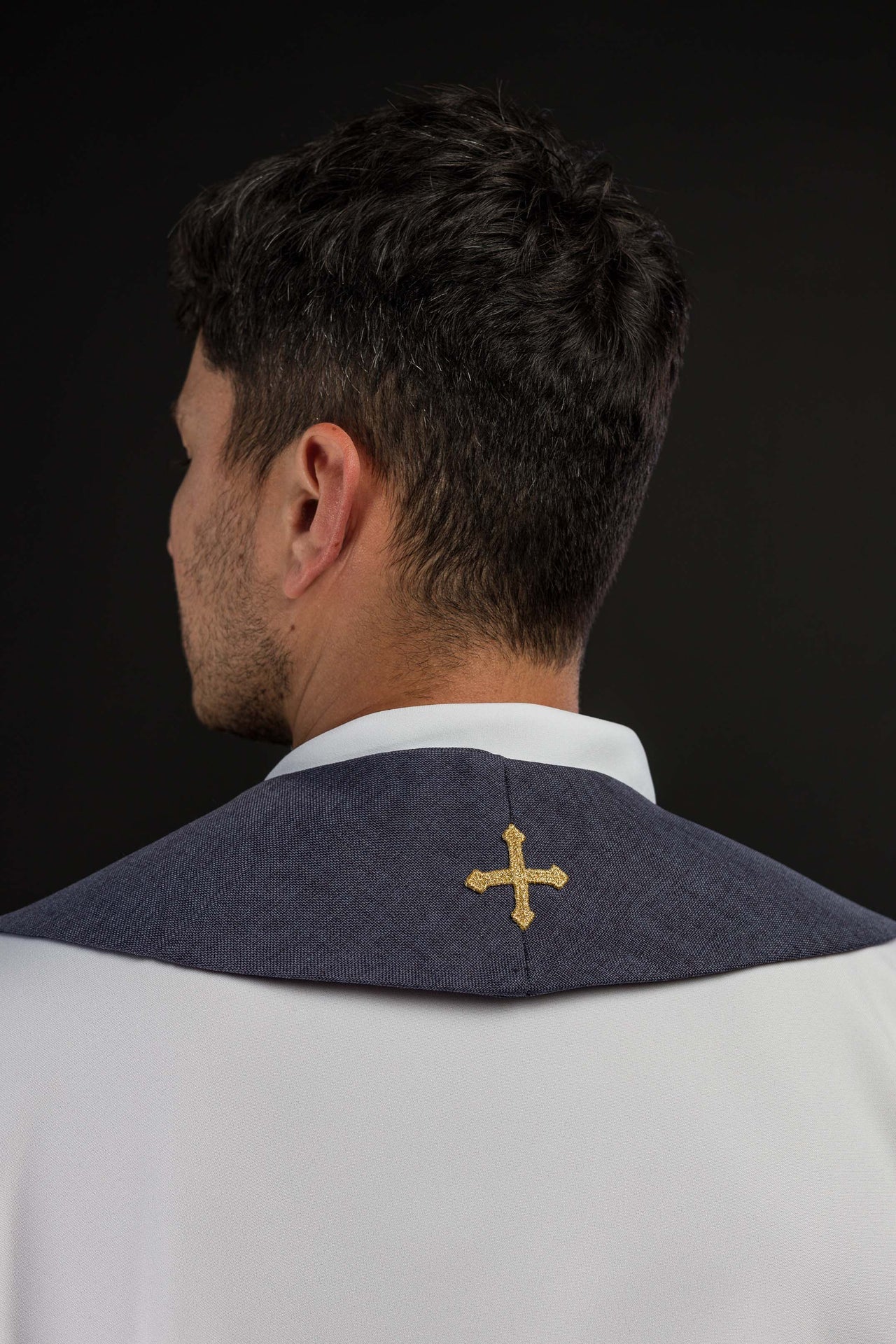 Étole brodée avec le motif IHS de couleur violette S-2067-03-70 - CHASUBLES.FR