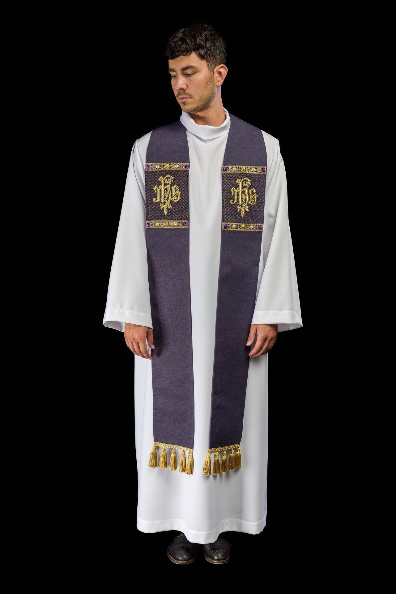 Étole brodée avec le motif IHS de couleur violette S-2067-03-70 - CHASUBLES.FR