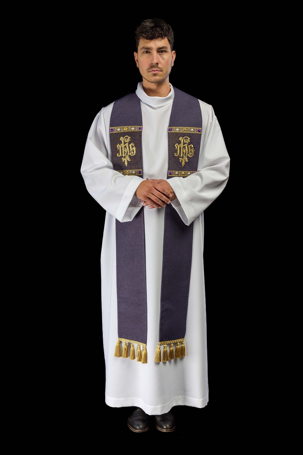 Étole brodée avec le motif IHS de couleur violette S-2067-03-70 - CHASUBLES.FR