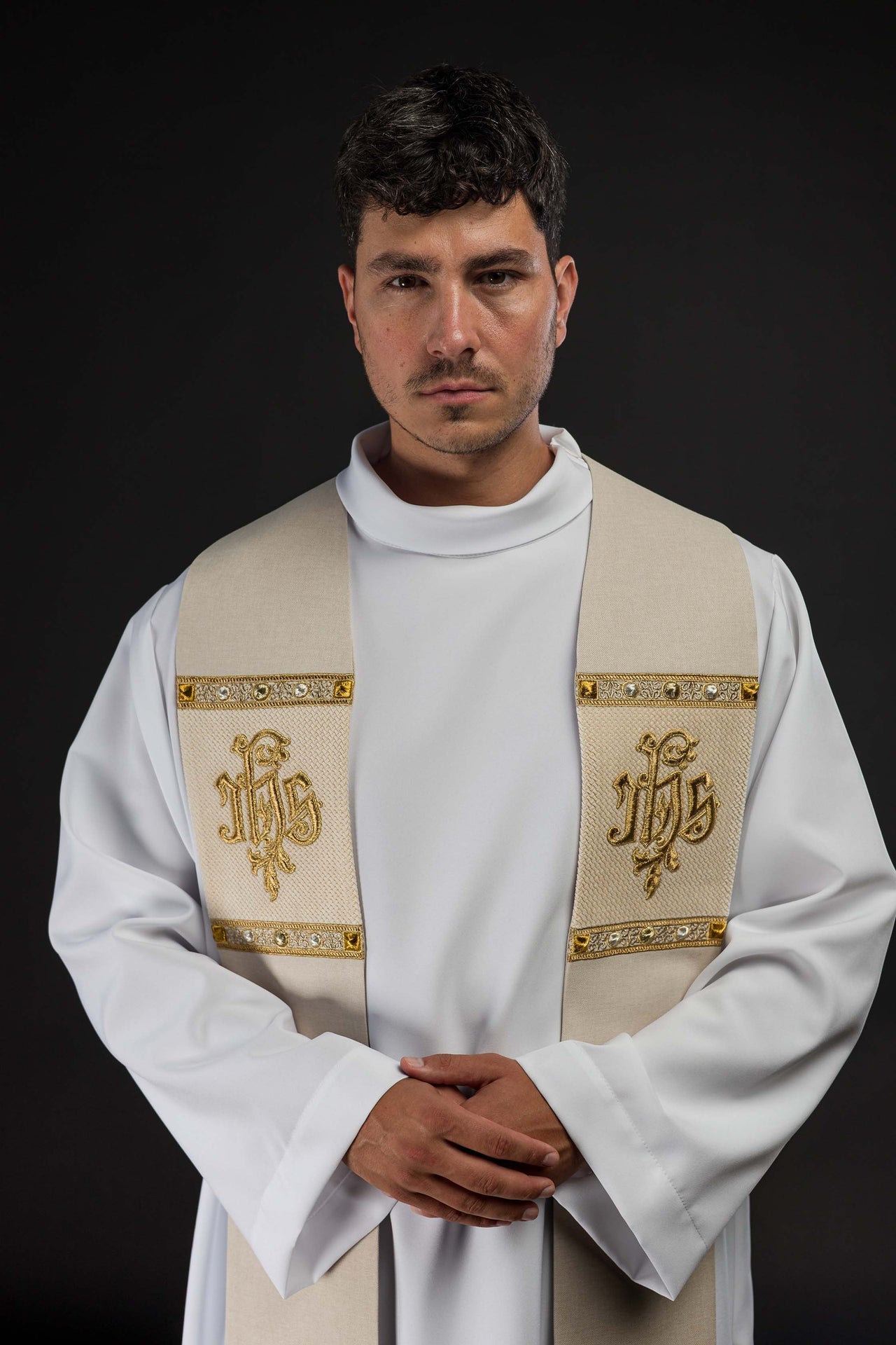 Étole brodée avec le motif IHS en couleur écru S-2067-05-70 - CHASUBLES.FR
