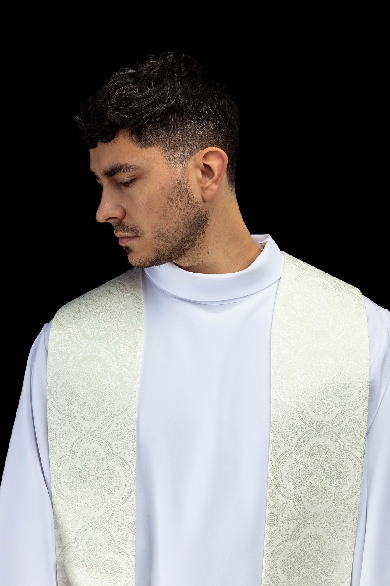 Étole brodée avec motif de Croix en tissu jacquard écru KST/639/05/11 - CHASUBLES.FR
