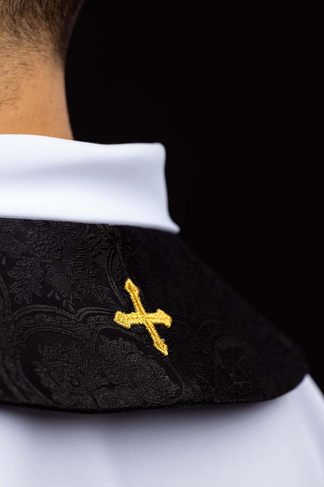 Étole brodée avec motif de Croix en tissu jacquard noir KST/639/07/11 - CHASUBLES.FR