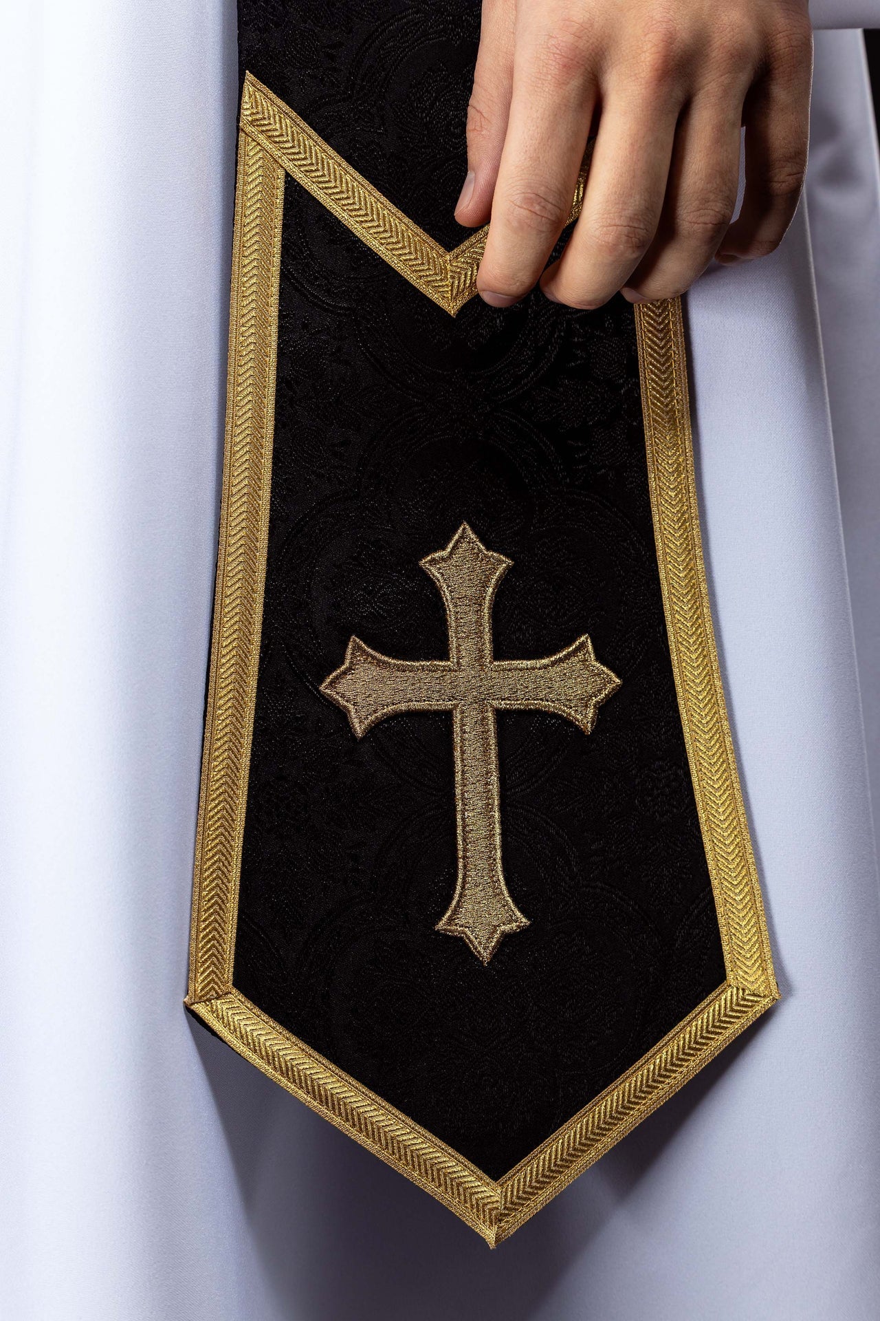 Étole brodée avec motif de Croix en tissu jacquard noir KST/639/07/11 - CHASUBLES.FR