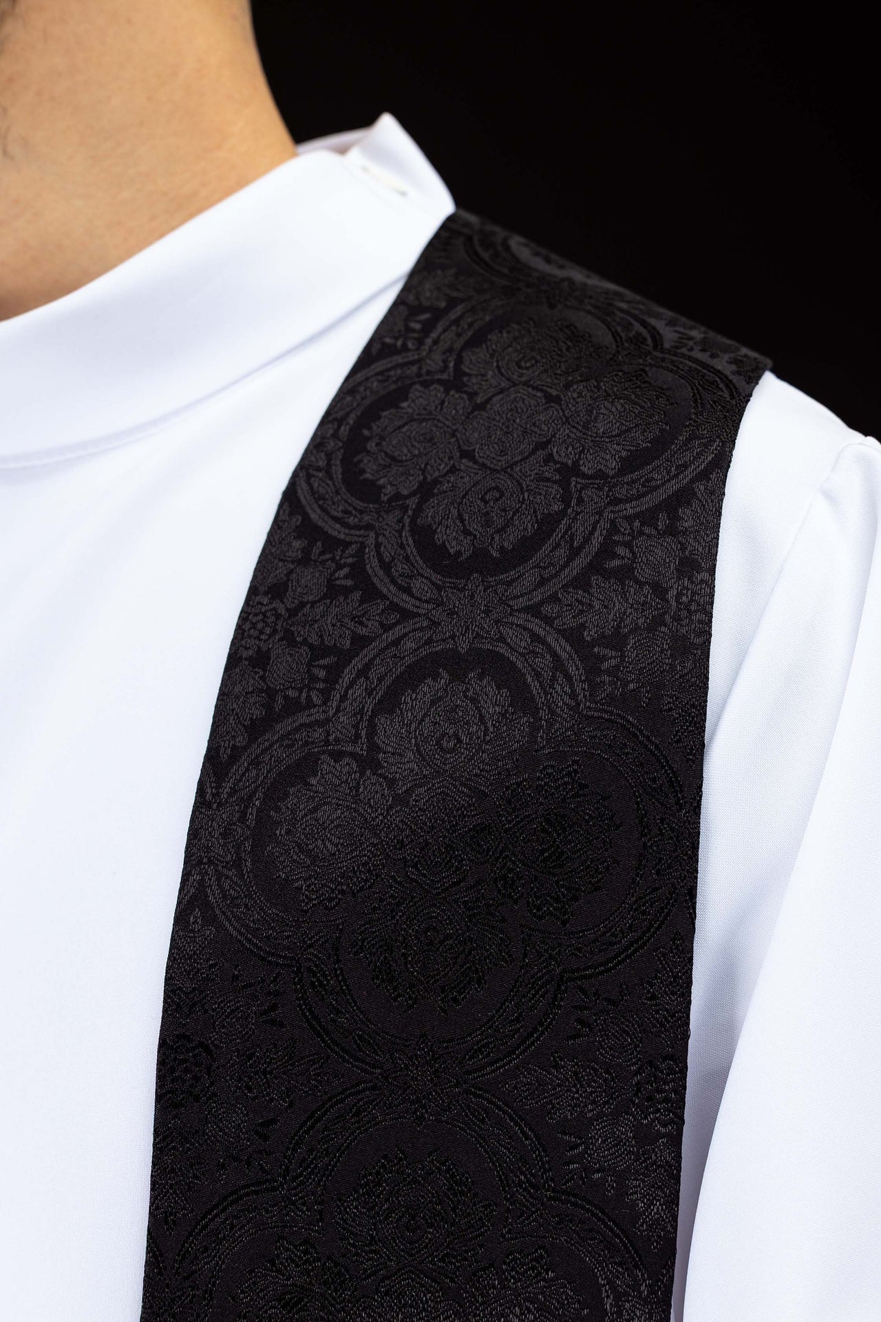 Étole brodée avec motif de Croix en tissu jacquard noir KST/639/07/11 - CHASUBLES.FR