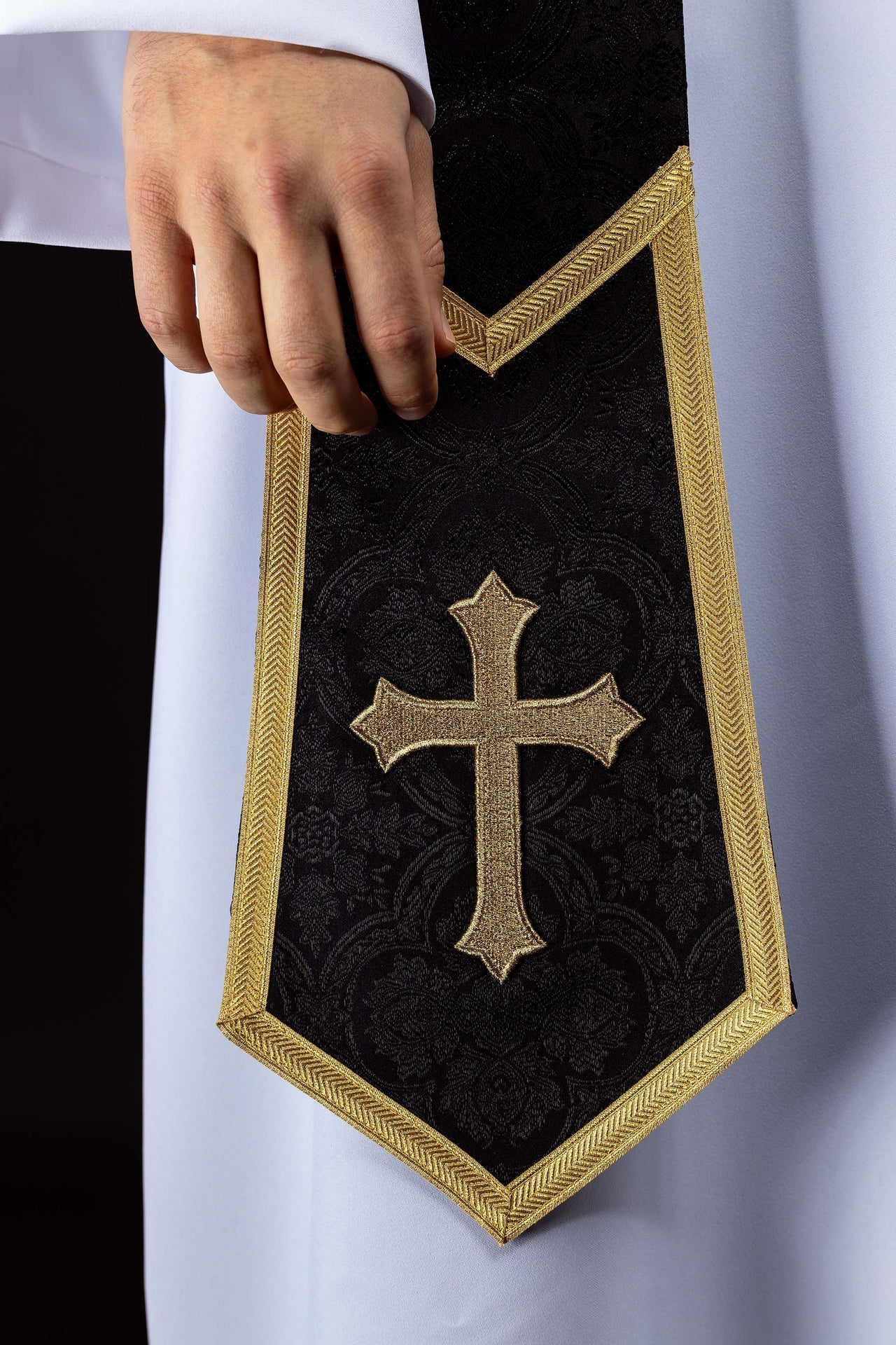 Étole brodée avec motif de Croix en tissu jacquard noir KST/639/07/11 - CHASUBLES.FR