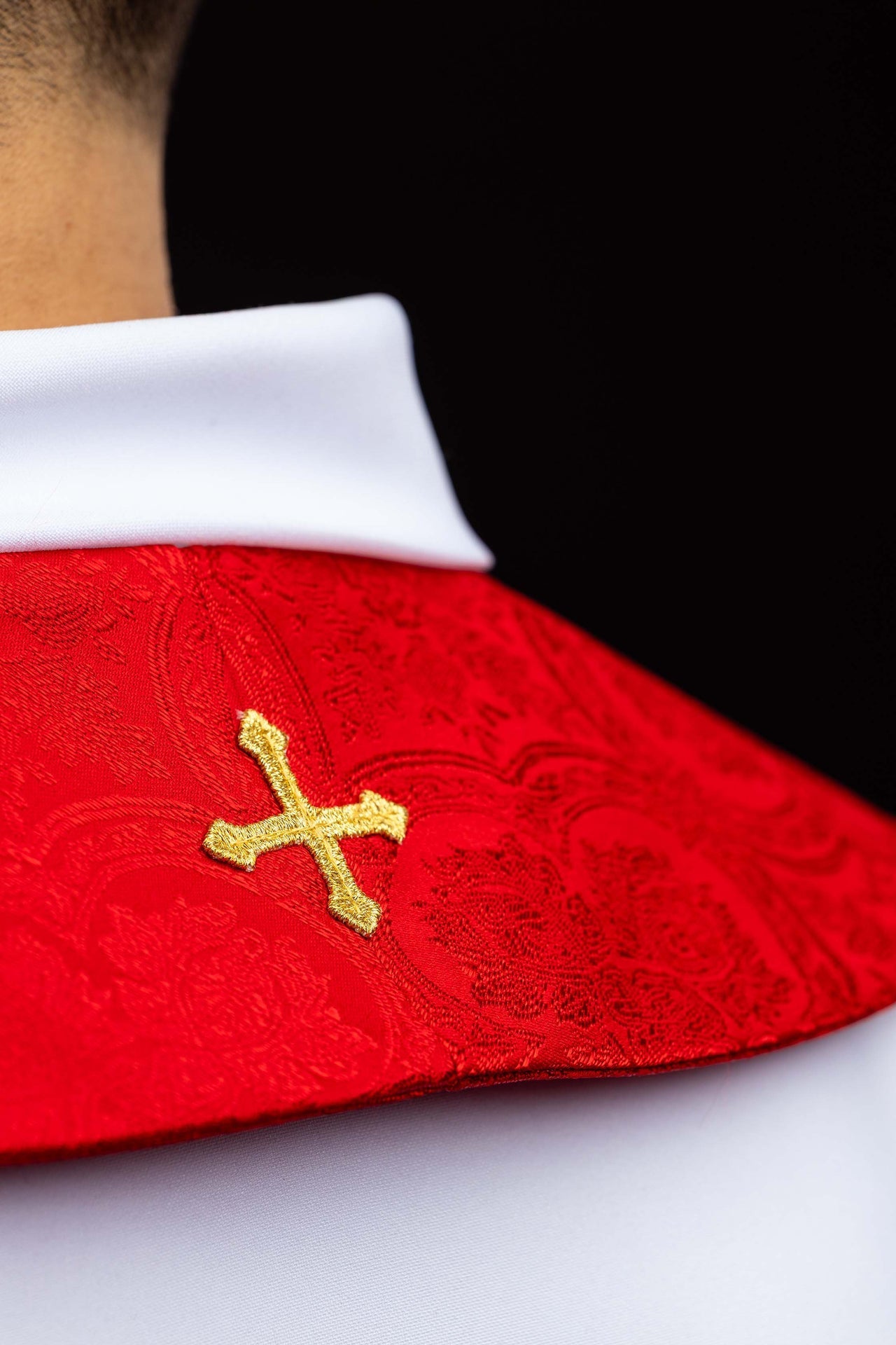 Étole brodée avec motif de Croix en tissu jacquard rouge KST/639/02/11 - CHASUBLES.FR
