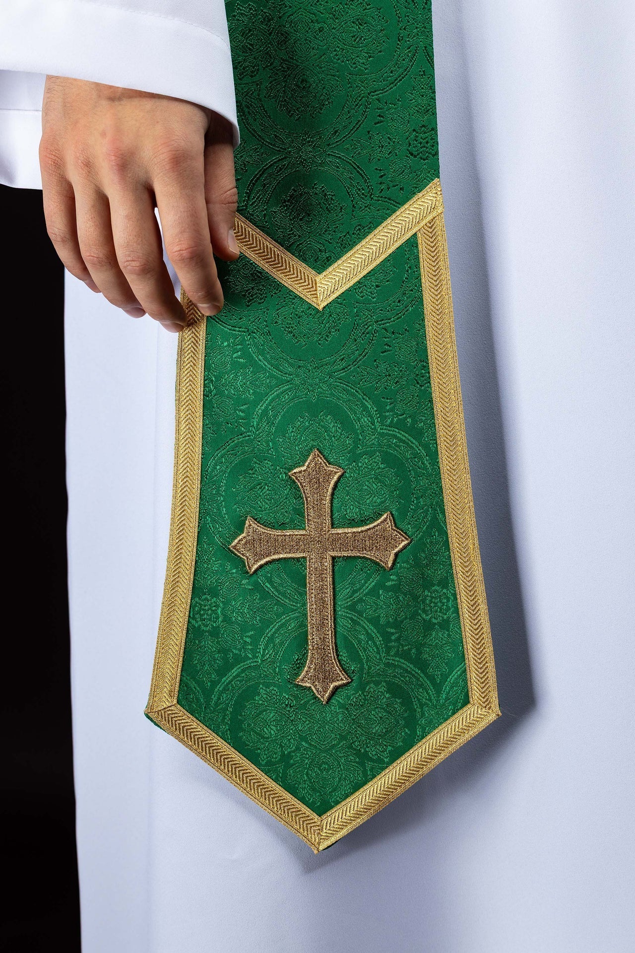 Étole brodée avec motif de Croix en tissu jacquard vert KST/639/01/11 - CHASUBLES.FR