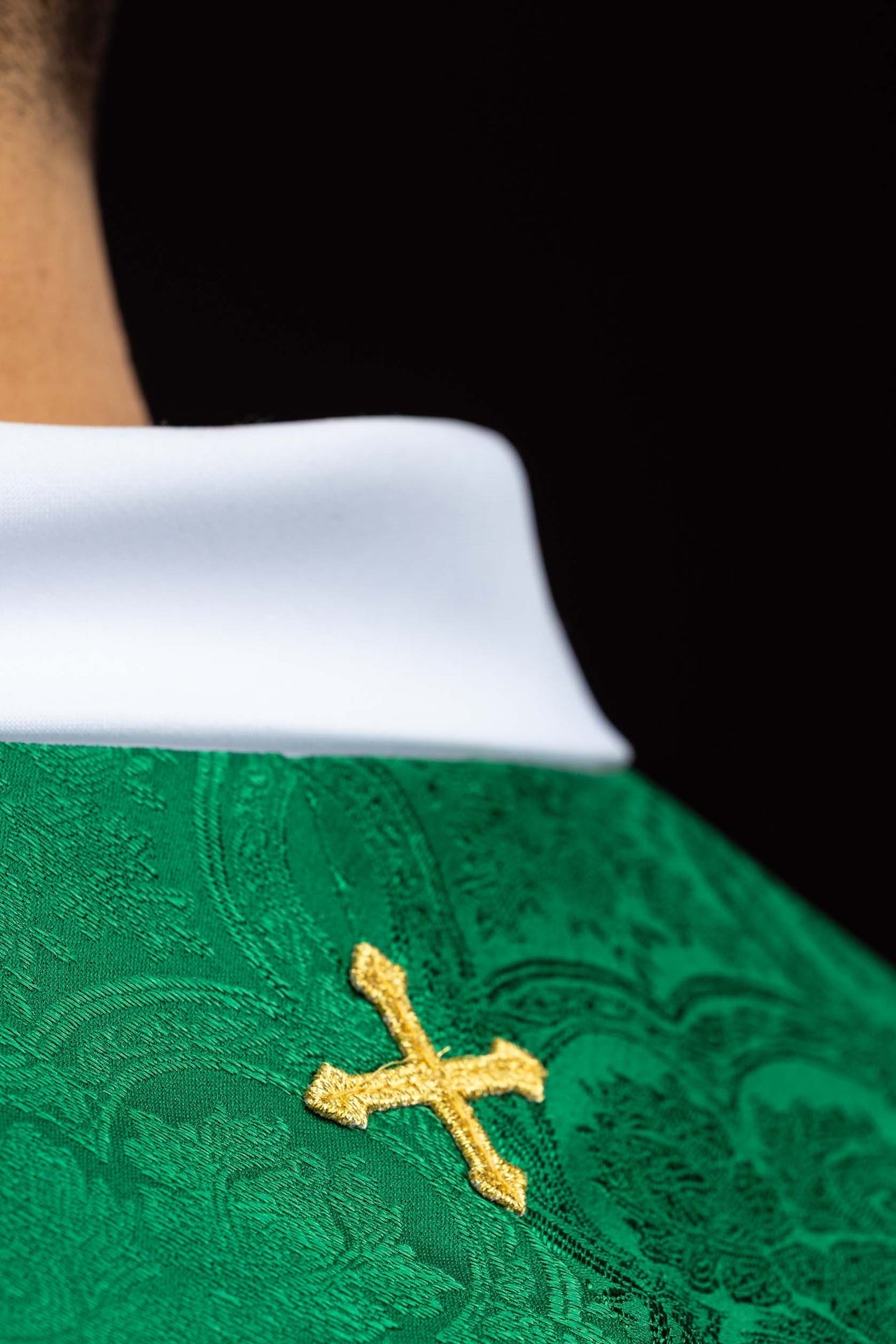 Étole brodée avec motif de Croix en tissu jacquard vert KST/639/01/11 - CHASUBLES.FR