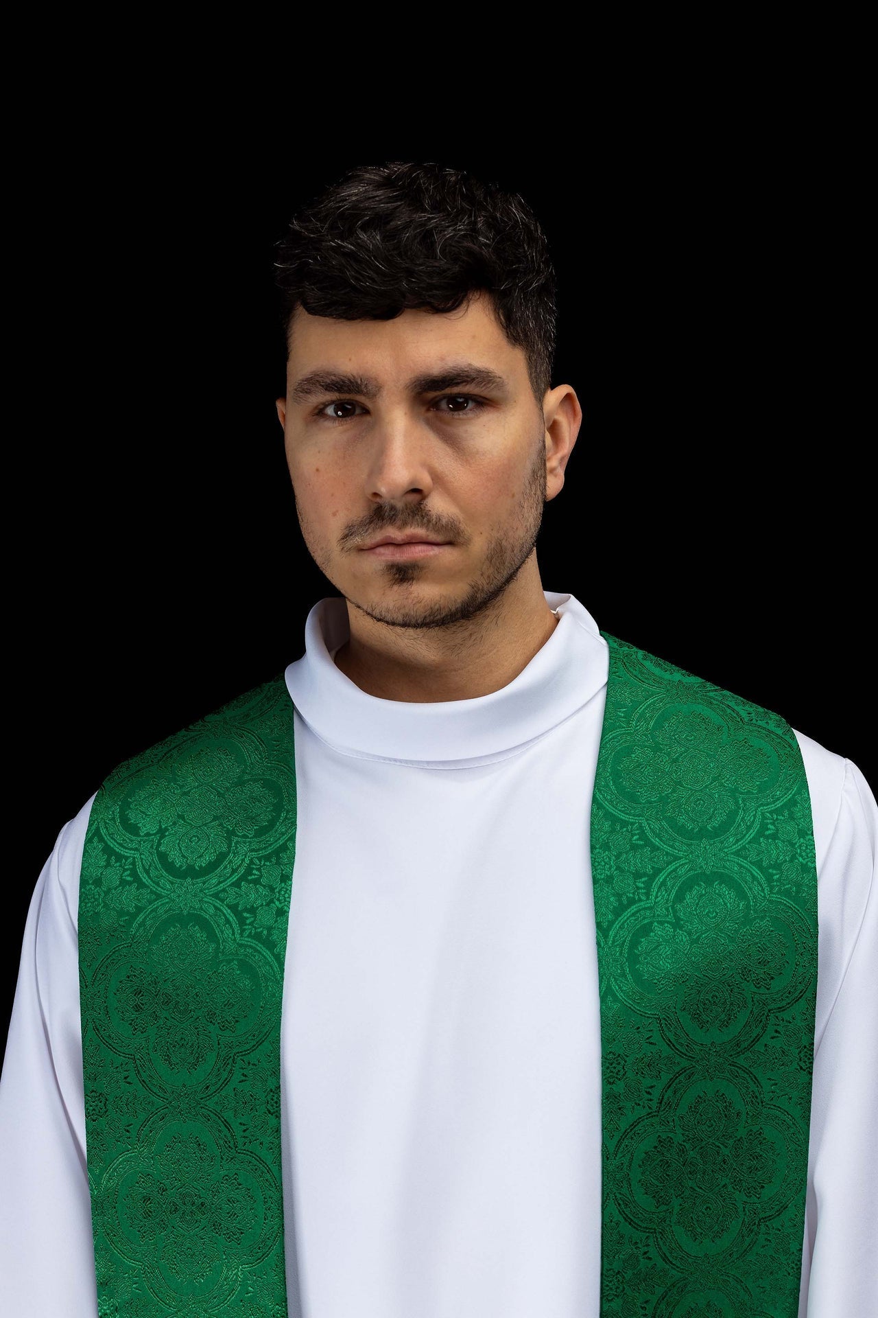 Étole brodée avec motif de Croix en tissu jacquard vert KST/639/01/11 - CHASUBLES.FR