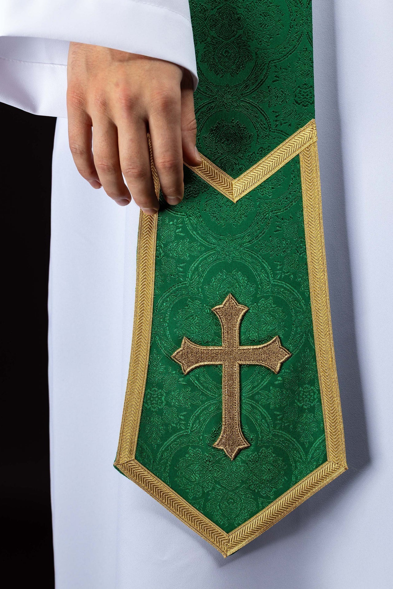 Étole brodée avec motif de Croix en tissu jacquard vert KST/639/01/11 - CHASUBLES.FR