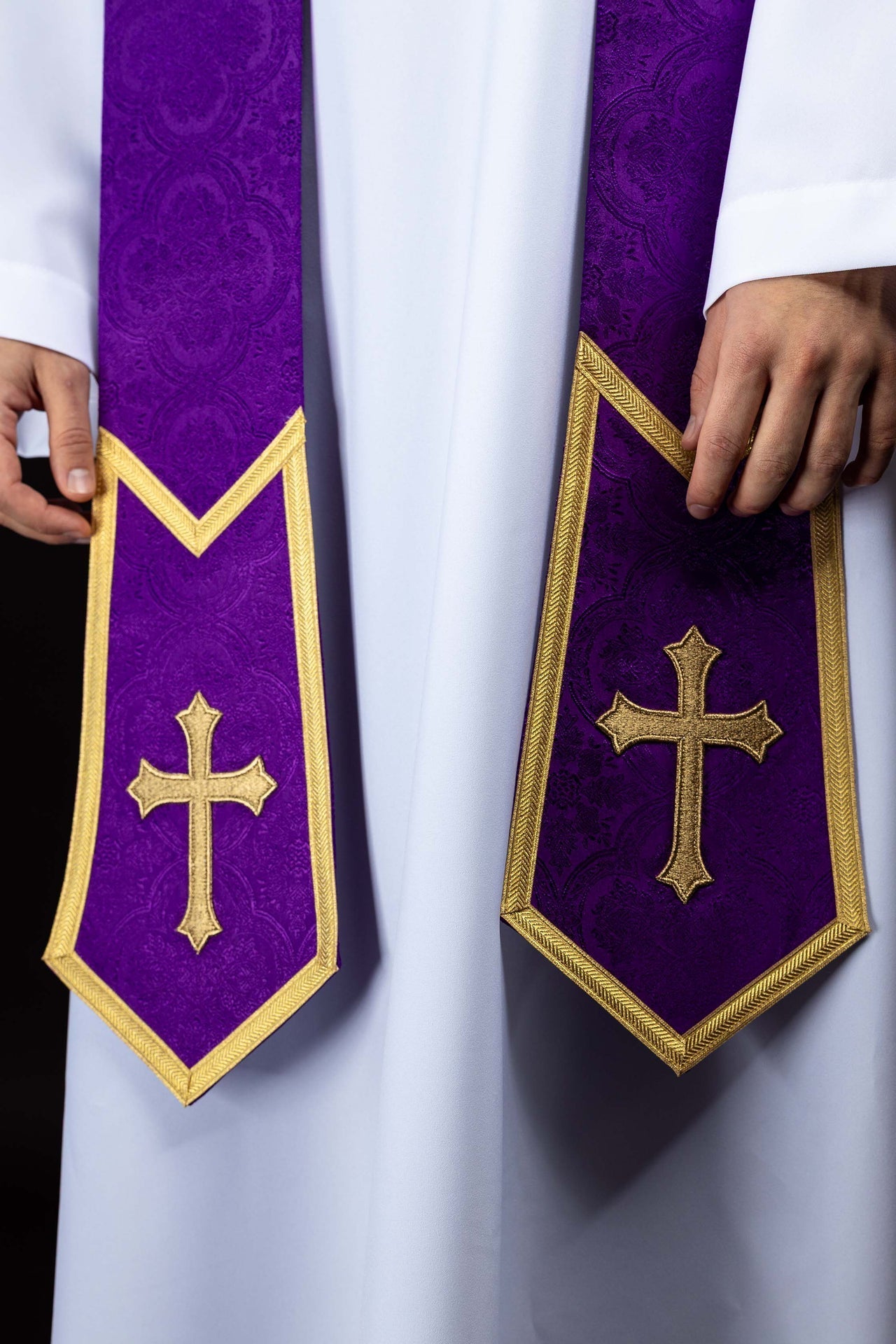 Étole brodée avec motif de Croix en tissu jacquard violet KST/639/03/11 - CHASUBLES.FR