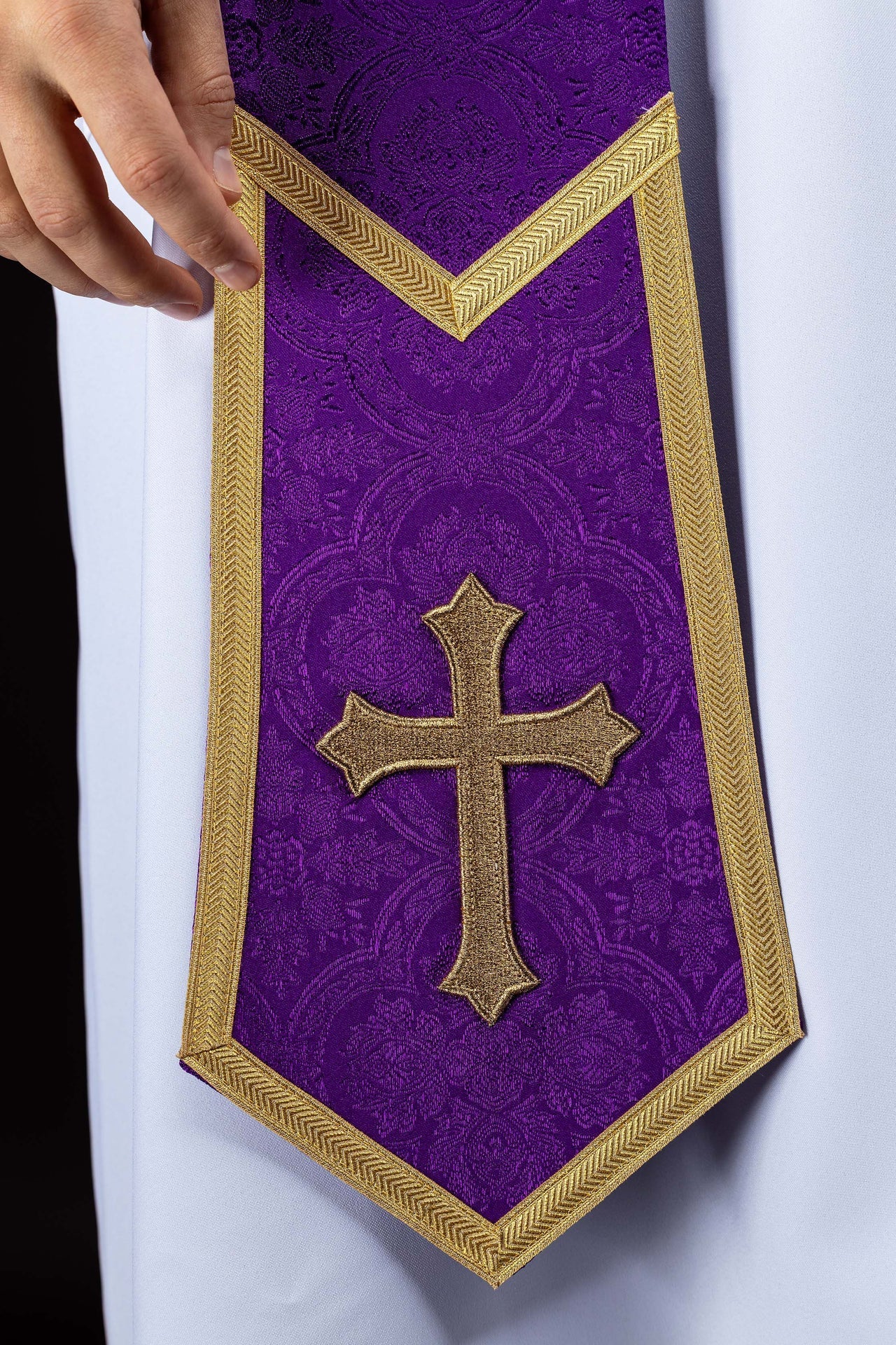 Étole brodée avec motif de Croix en tissu jacquard violet KST/639/03/11 - CHASUBLES.FR