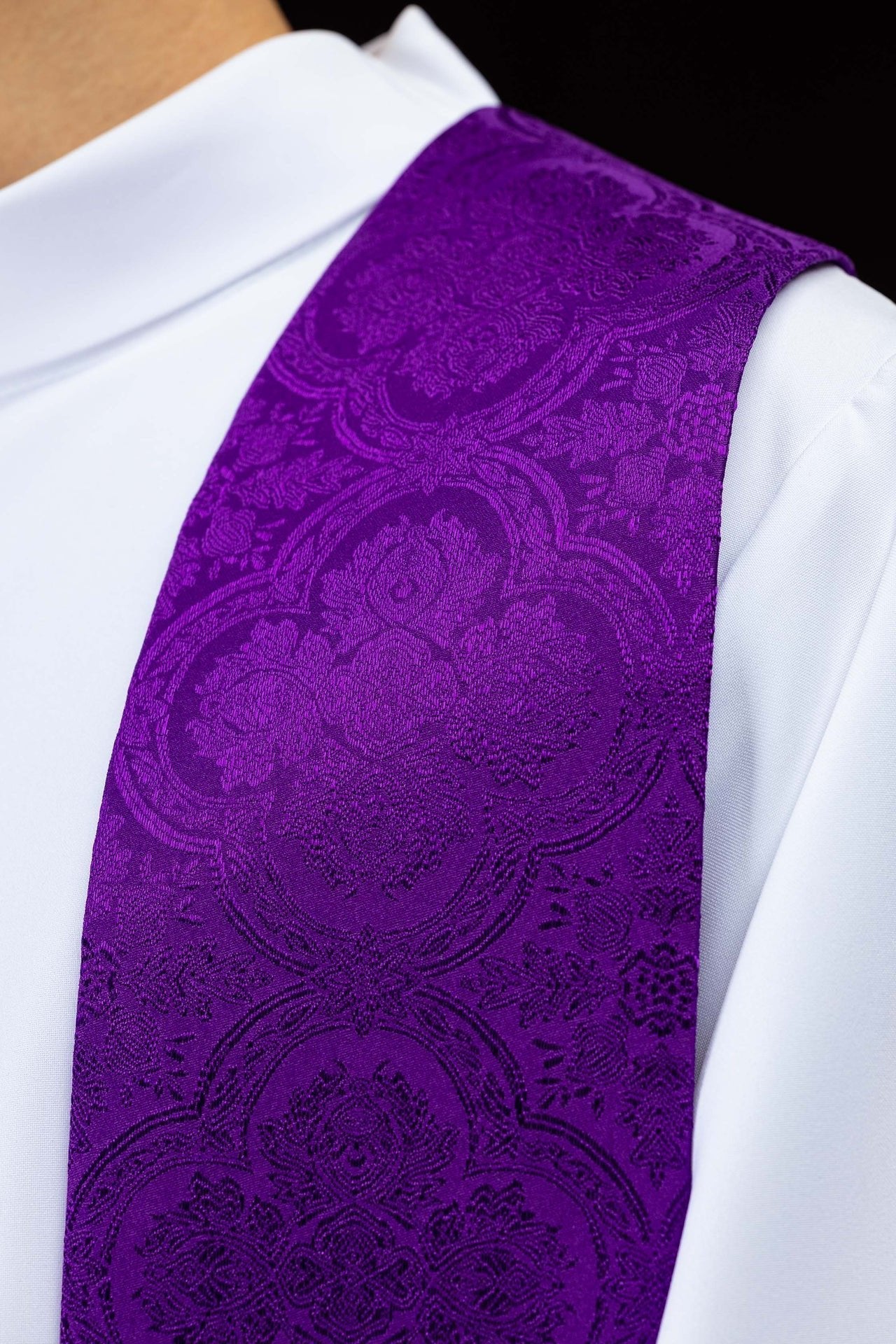 Étole brodée avec motif de Croix en tissu jacquard violet KST/639/03/11 - CHASUBLES.FR