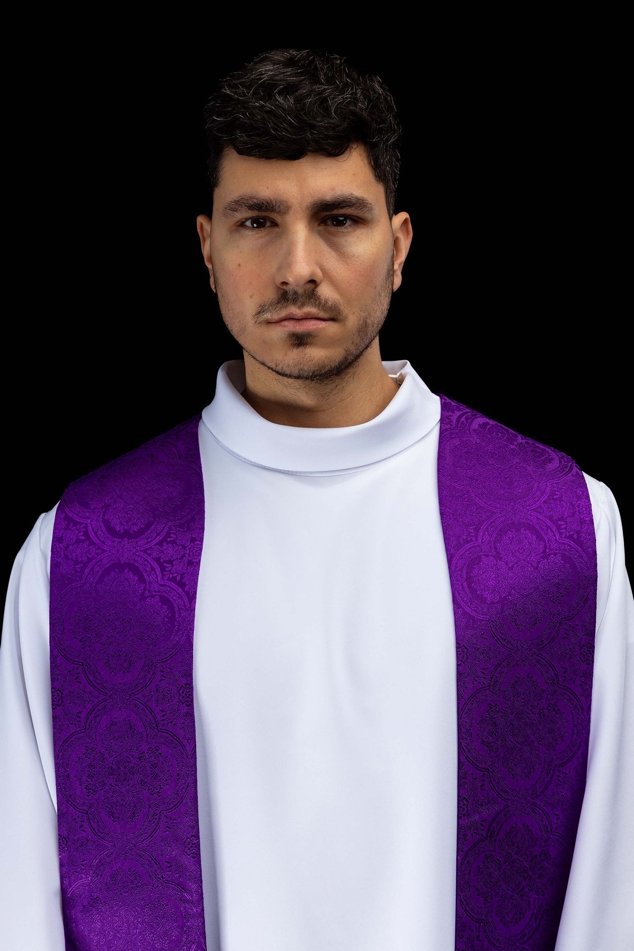 Étole brodée avec motif de Croix en tissu jacquard violet KST/639/03/11 - CHASUBLES.FR