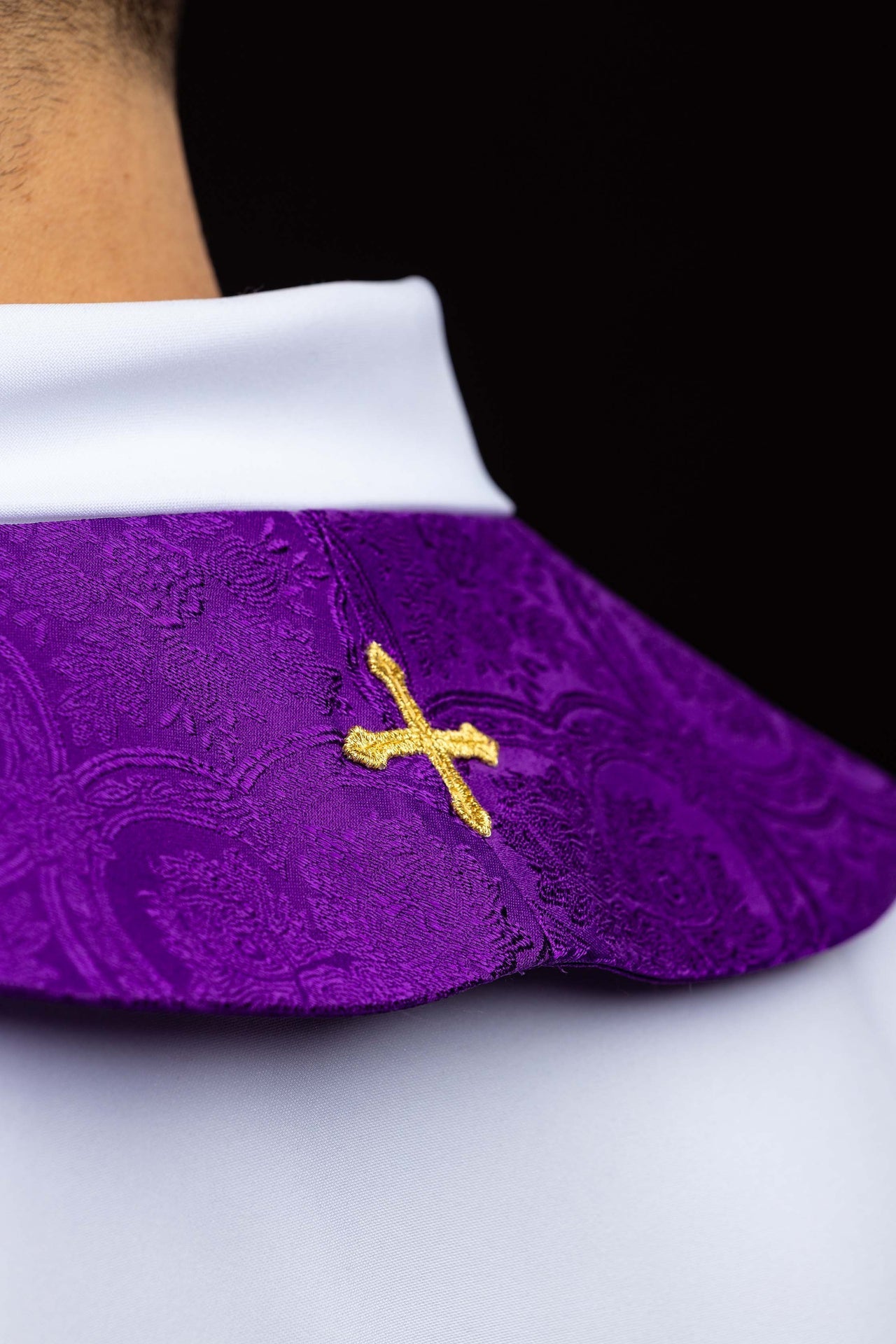 Étole brodée avec motif de Croix en tissu jacquard violet KST/639/03/11 - CHASUBLES.FR