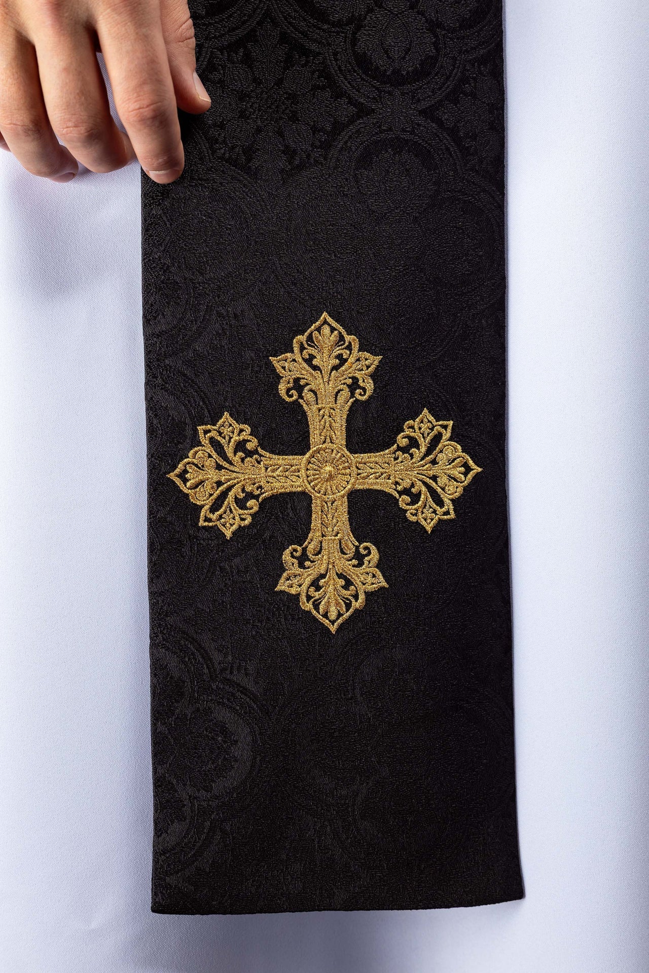 Étole brodée avec motif de croix tissu jacquard noir KST/967/07/11 - CHASUBLES.FR