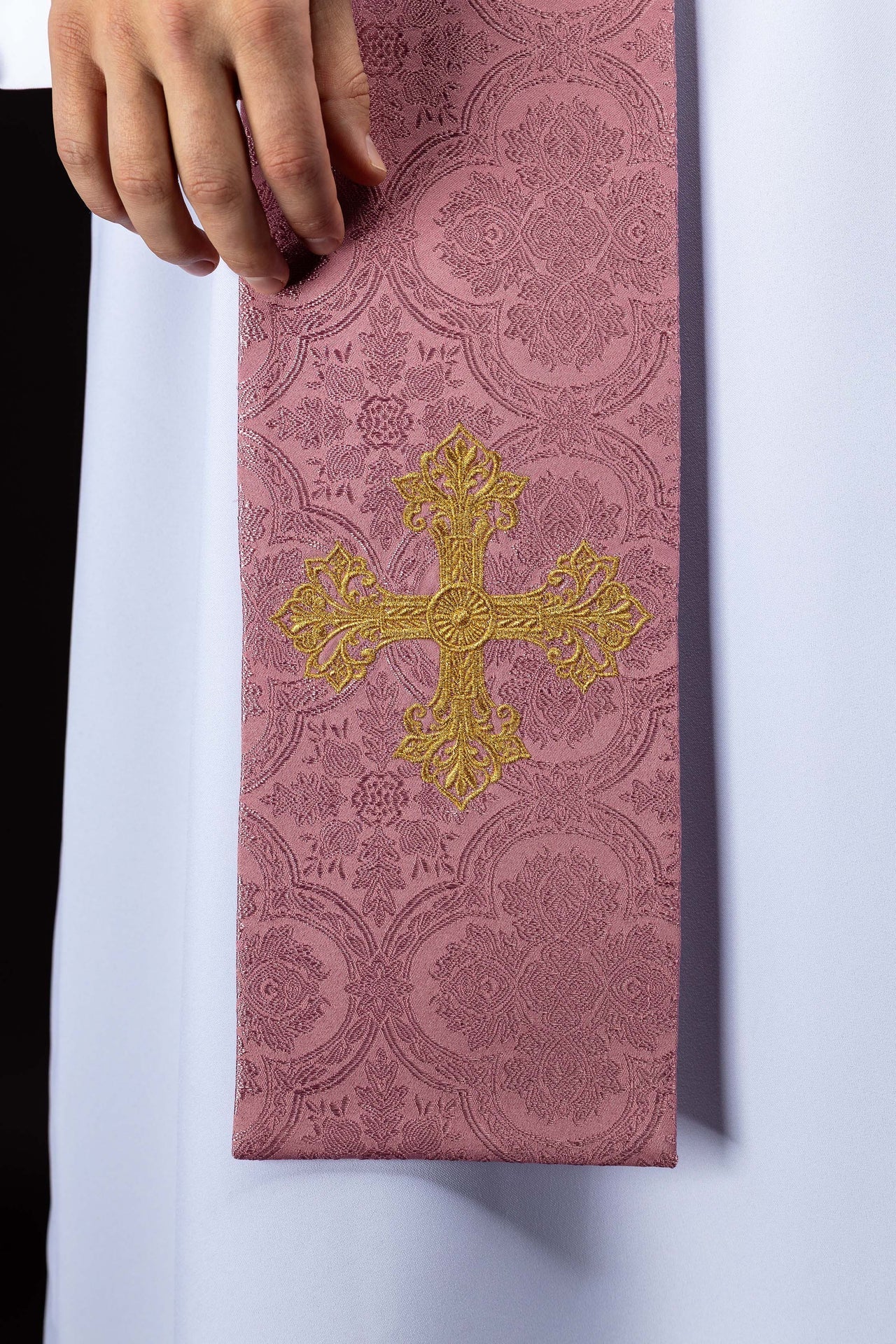 Étole brodée avec motif de croix tissu jacquard rose KST/967/08/11 - CHASUBLES.FR