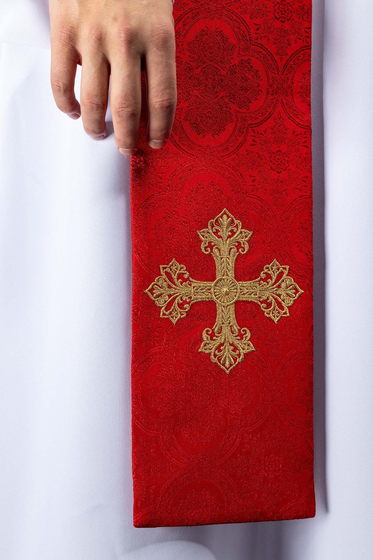 Étole brodée avec motif de croix tissu jacquard rouge KST/967/02/11 - CHASUBLES.FR