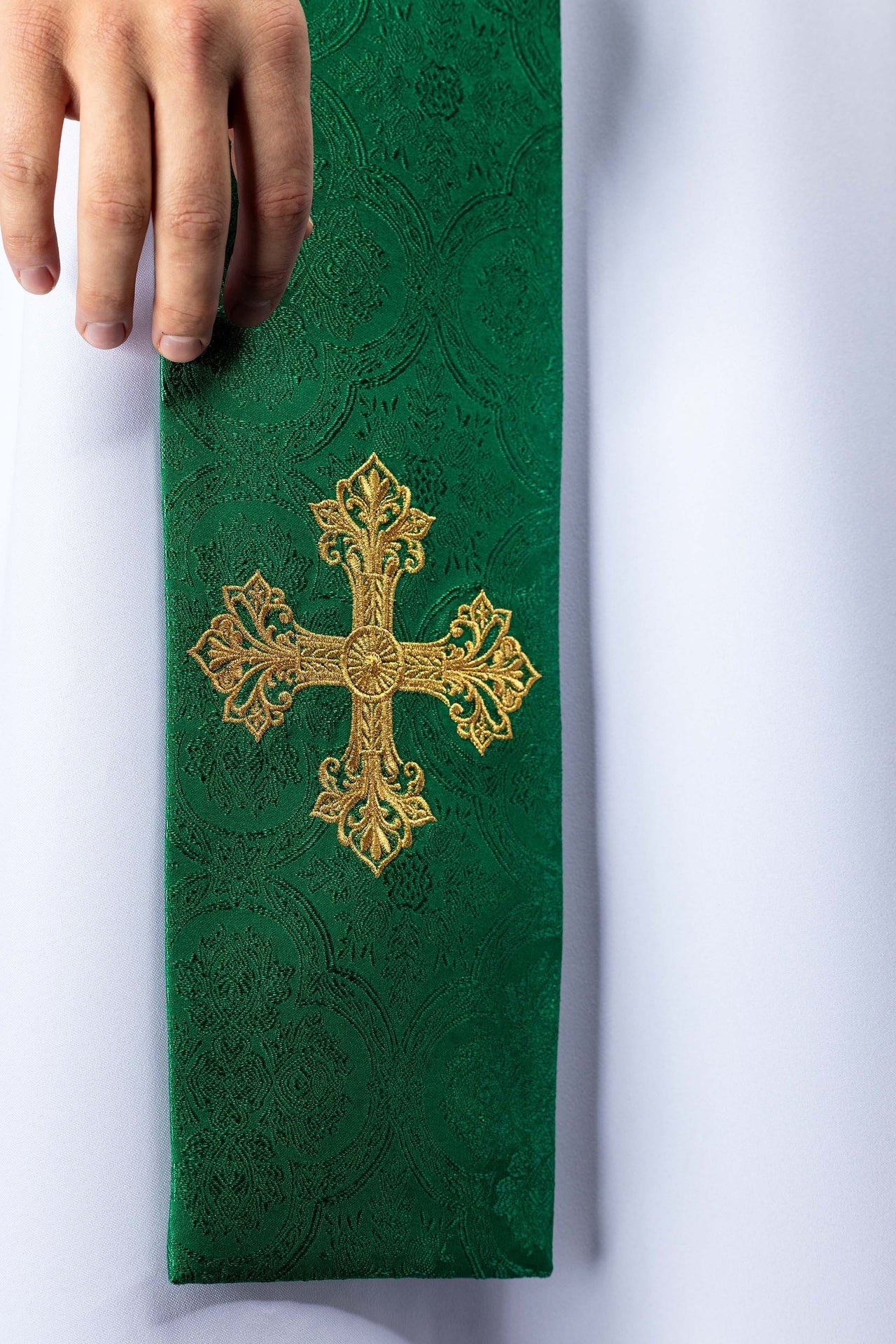 Étole brodée avec motif de croix tissu jacquard vert KST/967/01/11 - CHASUBLES.FR