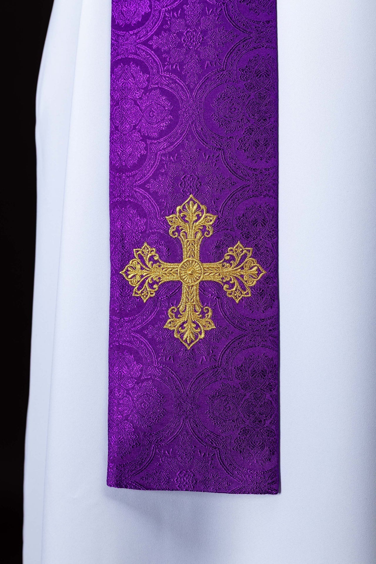 Étole brodée avec motif de croix tissu jacquard violet KST/967/03/11 - CHASUBLES.FR