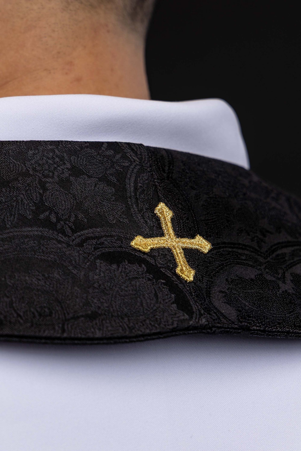 Étole brodée avec motif de la Croix tissu jacquard noir KST/638/07/11 - CHASUBLES.FR