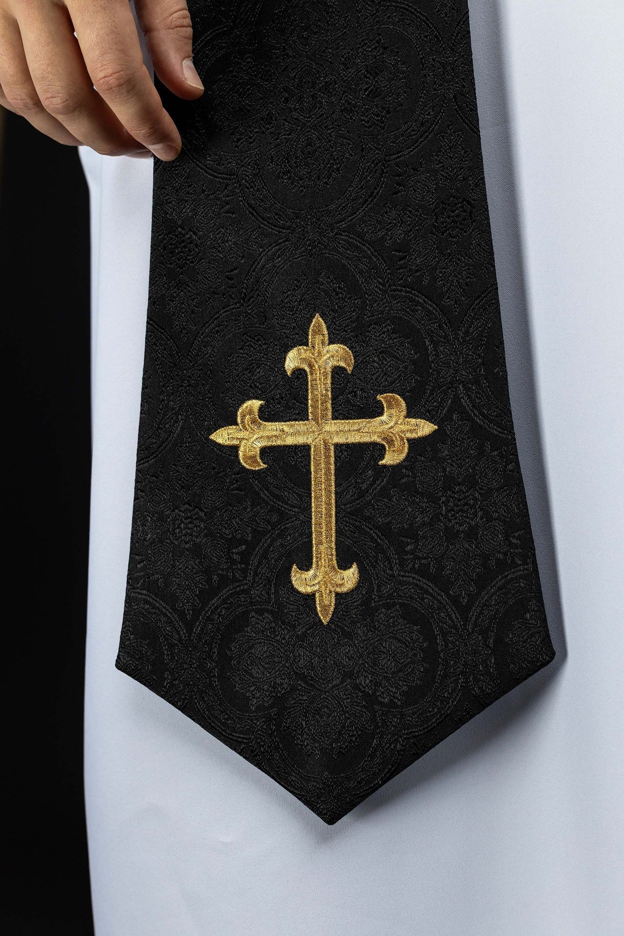 Étole brodée avec motif de la Croix tissu jacquard noir KST/638/07/11 - CHASUBLES.FR