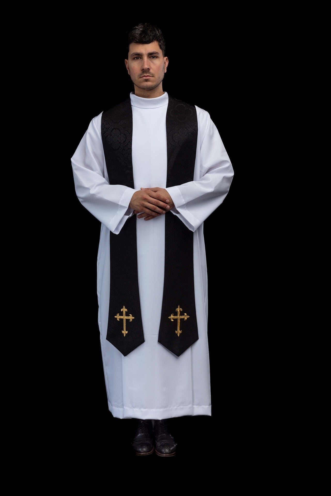 Étole brodée avec motif de la Croix tissu jacquard noir KST/638/07/11 - CHASUBLES.FR
