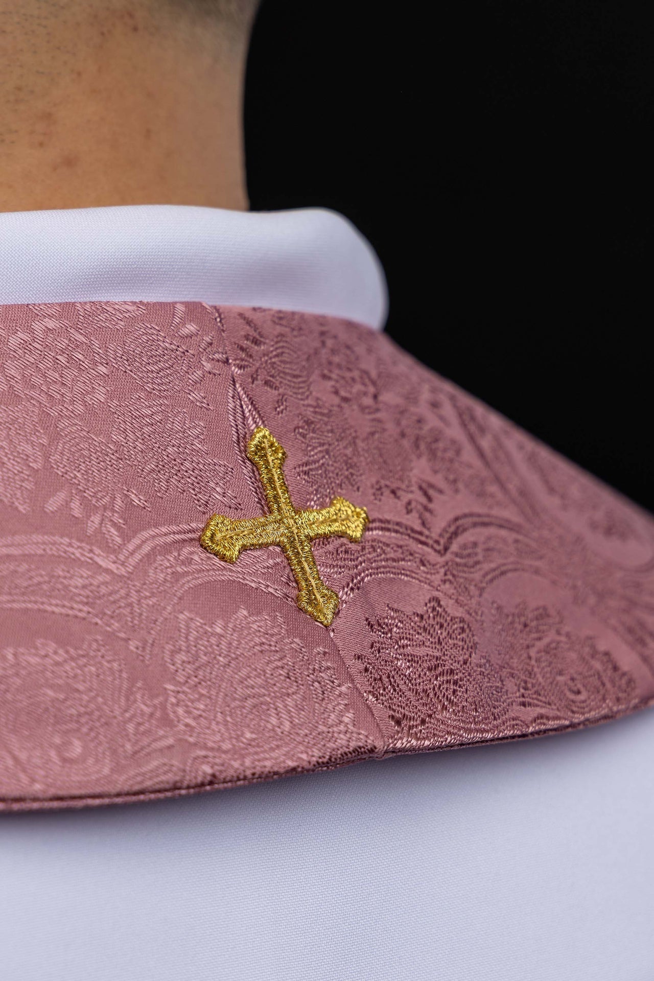 Étole brodée avec motif de la Croix tissu jacquard rose KST/638/08/11 - CHASUBLES.FR