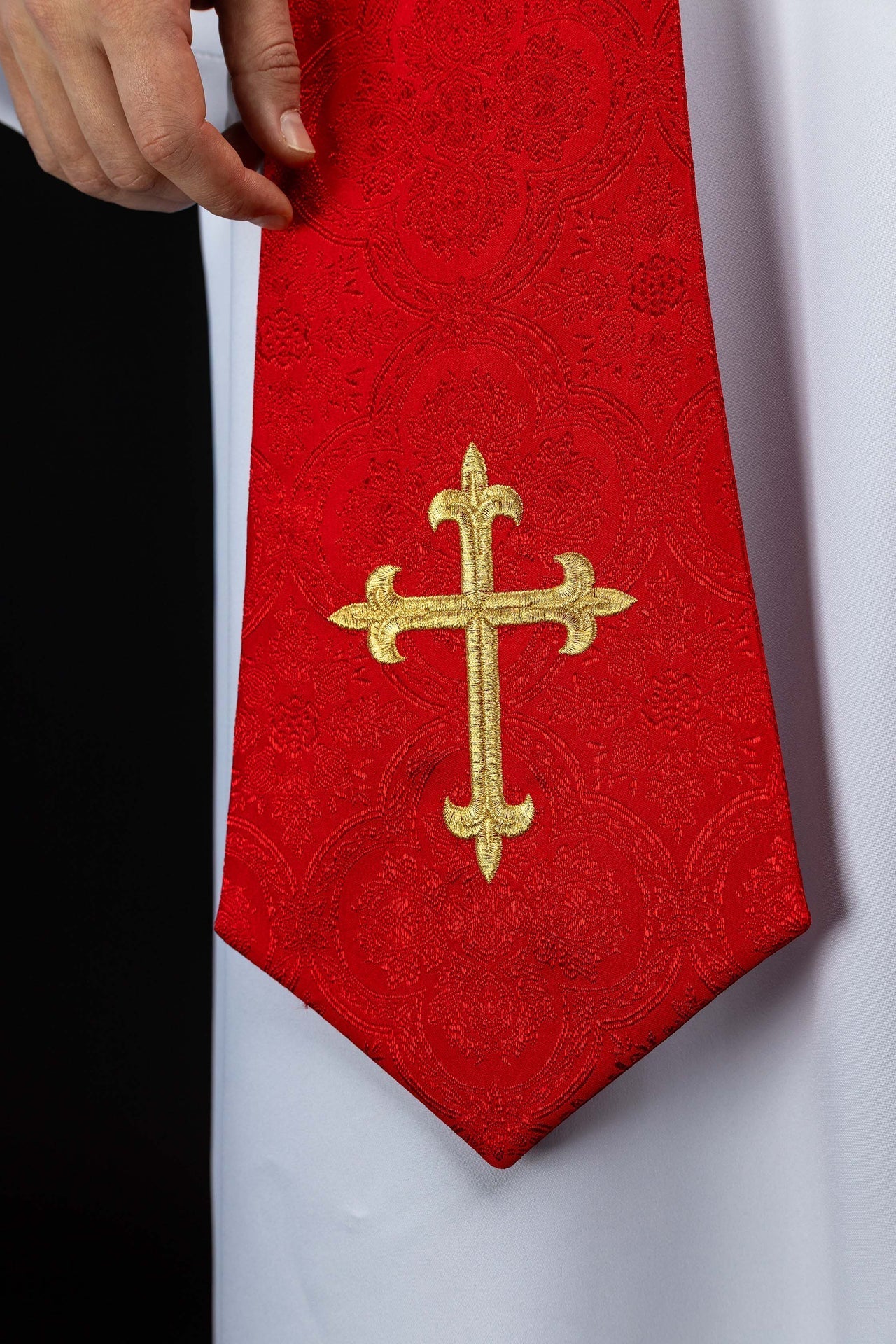 Étole brodée avec motif de la Croix tissu jacquard rouge KST/638/02/11 - CHASUBLES.FR