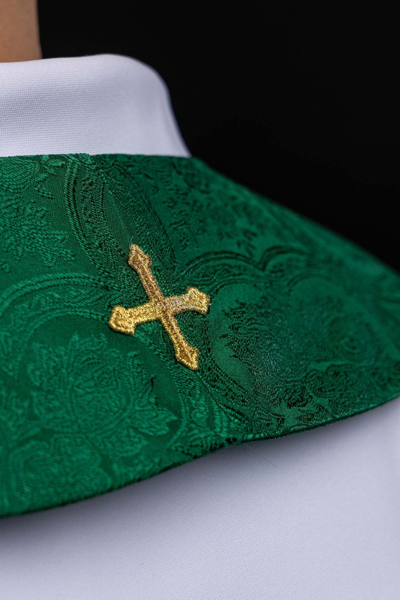 Étole brodée avec motif de la Croix tissu jacquard vert KST/638/01/11 - CHASUBLES.FR