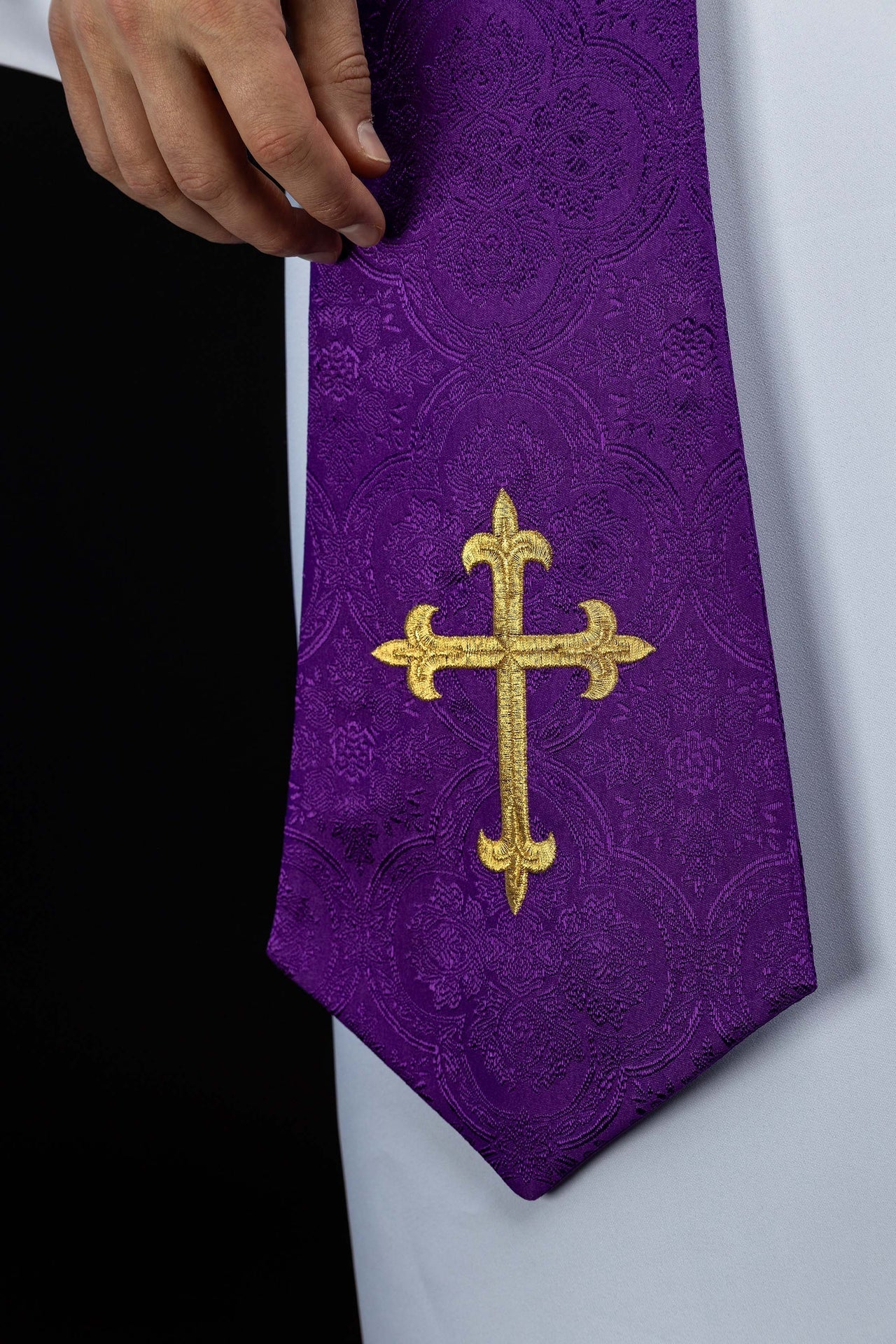 Étole brodée avec motif de la Croix tissu jacquard violet KST/638/03/11 - CHASUBLES.FR