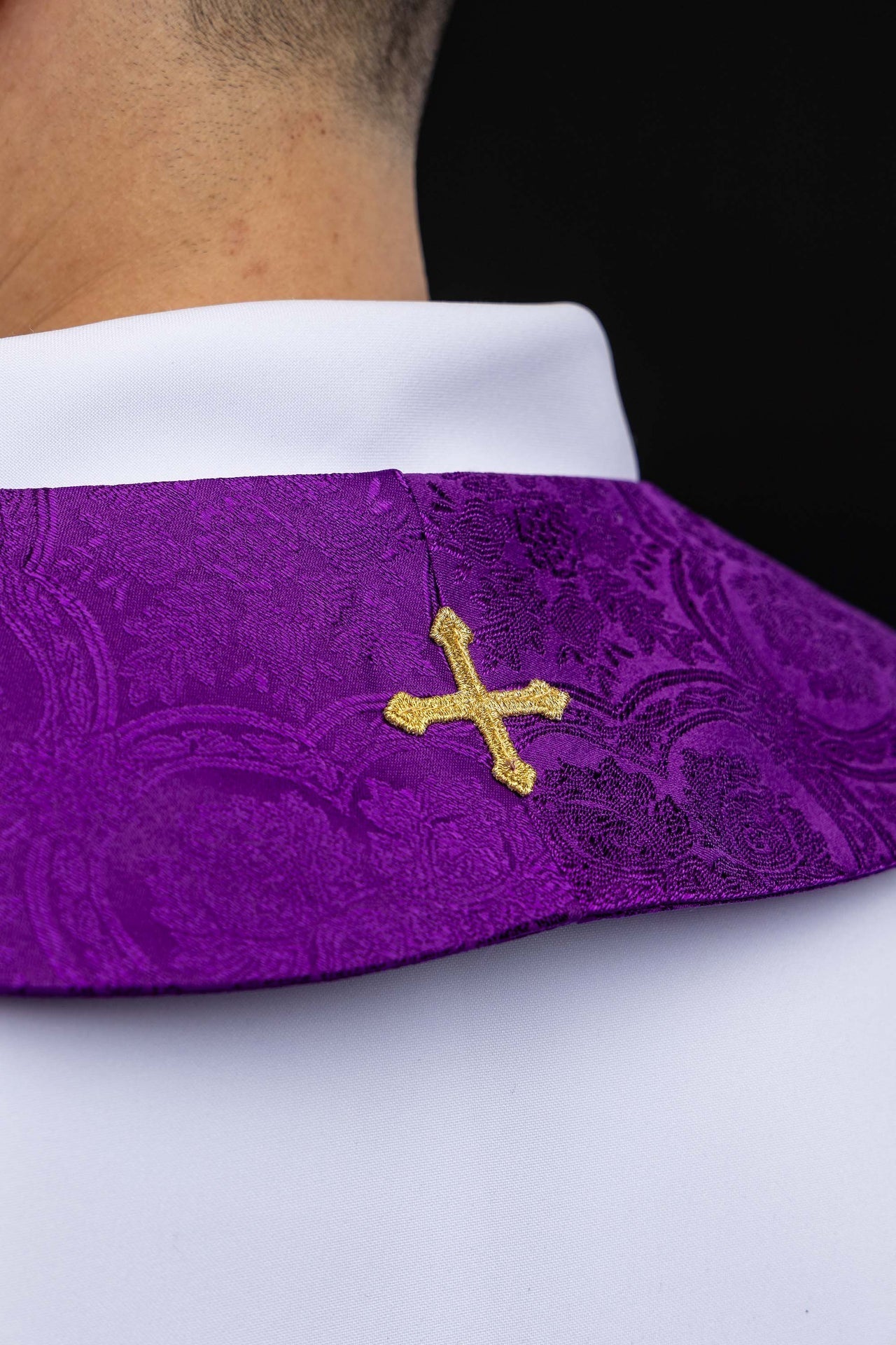 Étole brodée avec motif de la Croix tissu jacquard violet KST/638/03/11 - CHASUBLES.FR