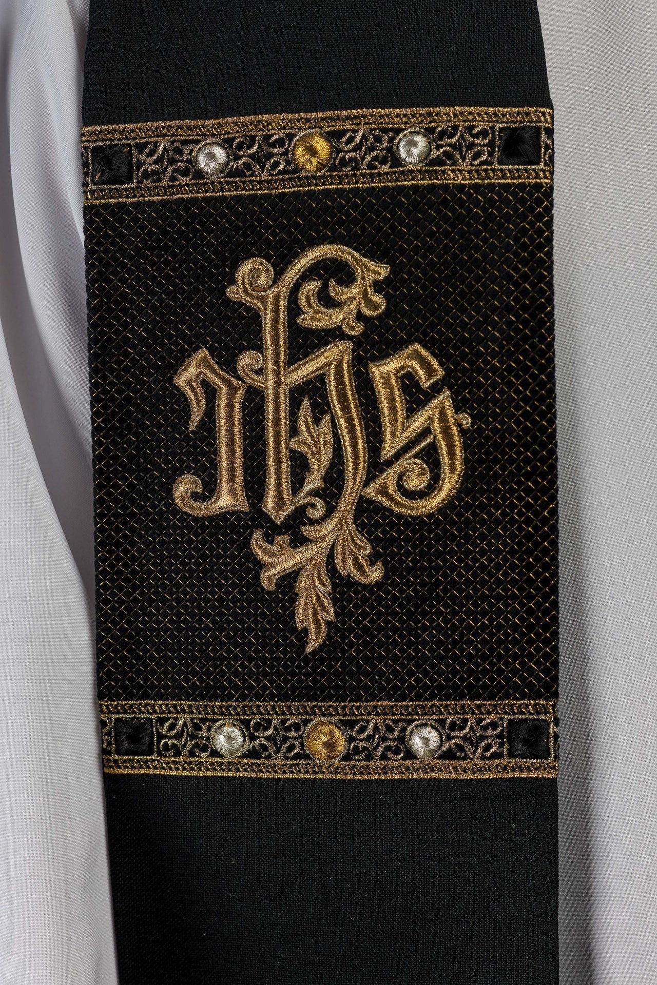 Étole brodée avec motif IHS en couleur noire S-2067-07-70 - CHASUBLES.FR