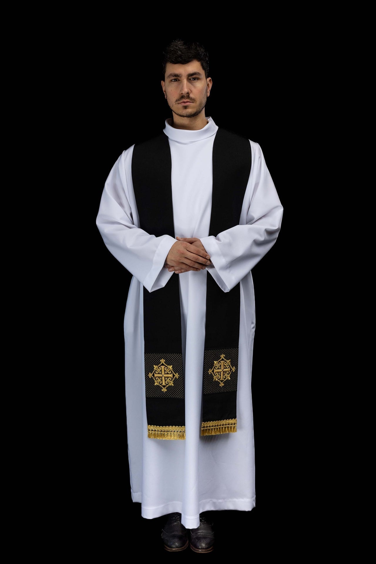 Étole brodée avec symbole de croix en velours noir LE/2029/07 - CHASUBLES.FR