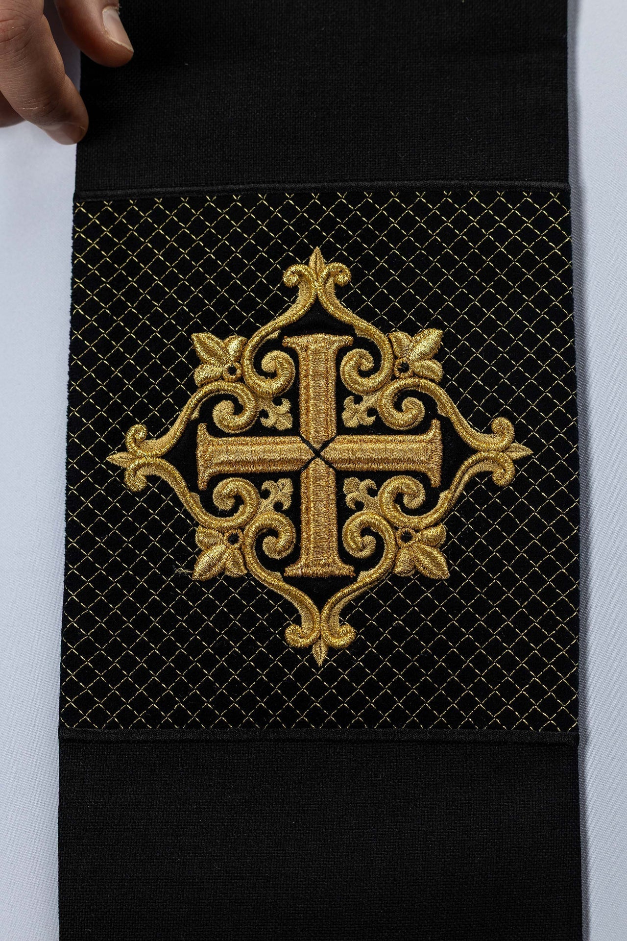 Étole brodée avec symbole de croix en velours noir LE/2029/07 - CHASUBLES.FR