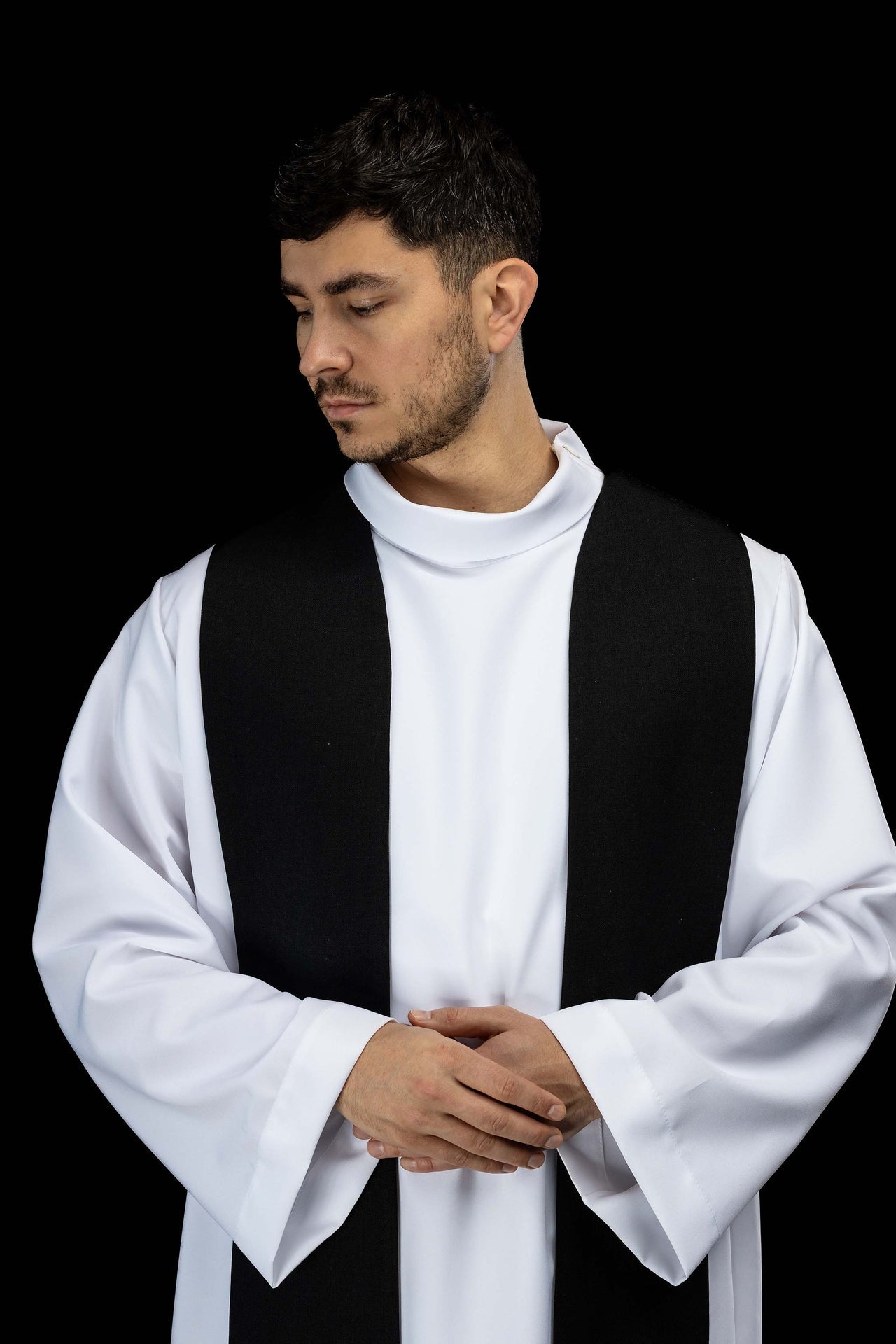 Étole brodée avec symbole de croix en velours noir LE/2029/07 - CHASUBLES.FR