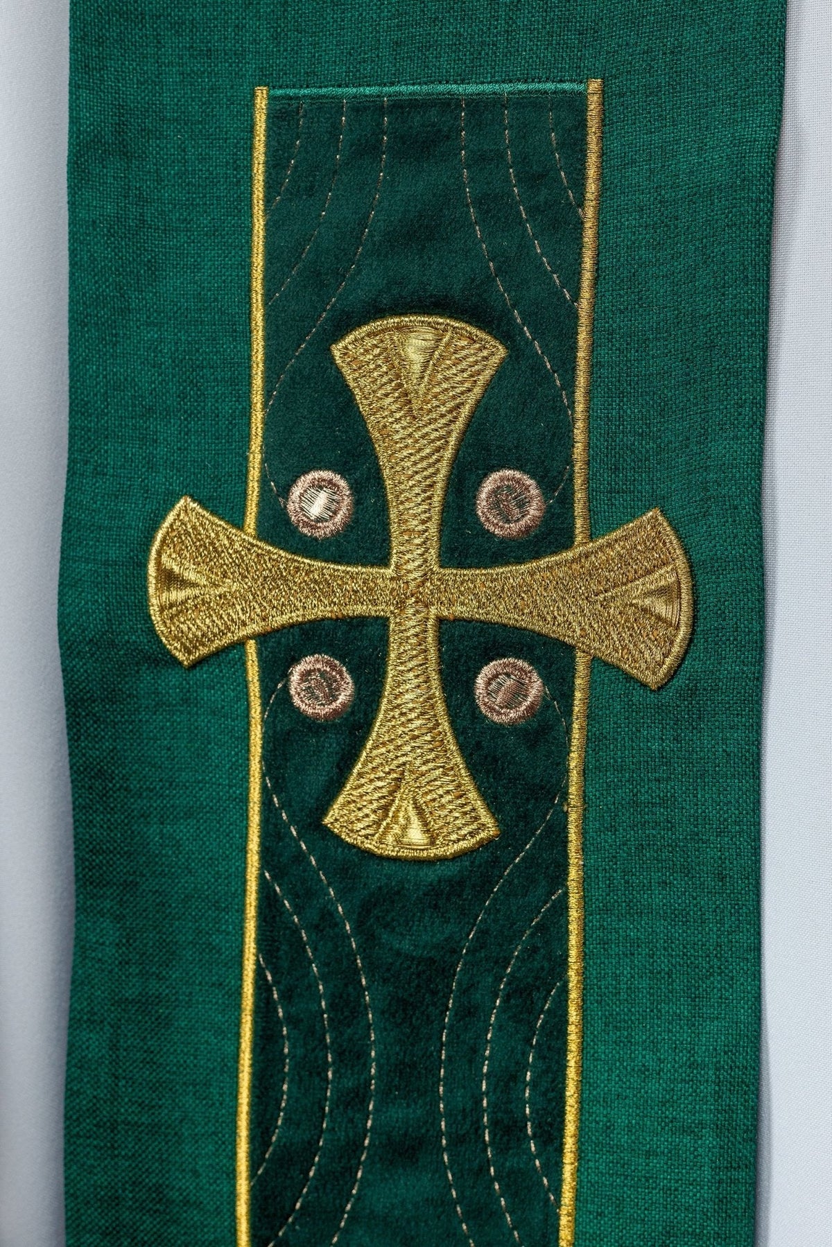 Étole brodée de croix vertes S - 2068 - 01 - 70 - CHASUBLES.FR