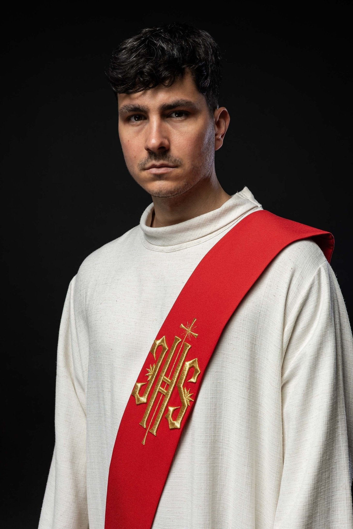 Étole de diacre brodée IHS avec croix KSD/135/02/01 CZERWONY - CHASUBLES.FR